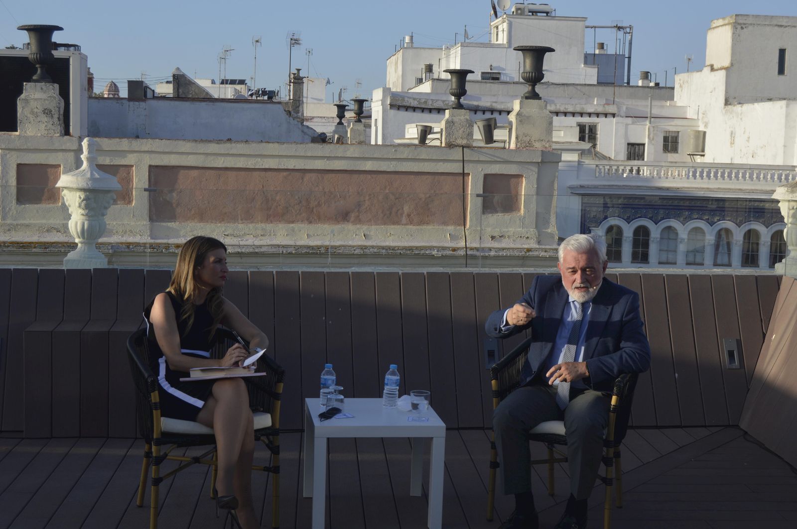 La periodista Amalia Bulnes con el ex director de la Real Academia de la Lengua Española, Darío Villanueva, durante la presentación del  libro ‘Morderse la lengua’, en la Fundación Cajasol.