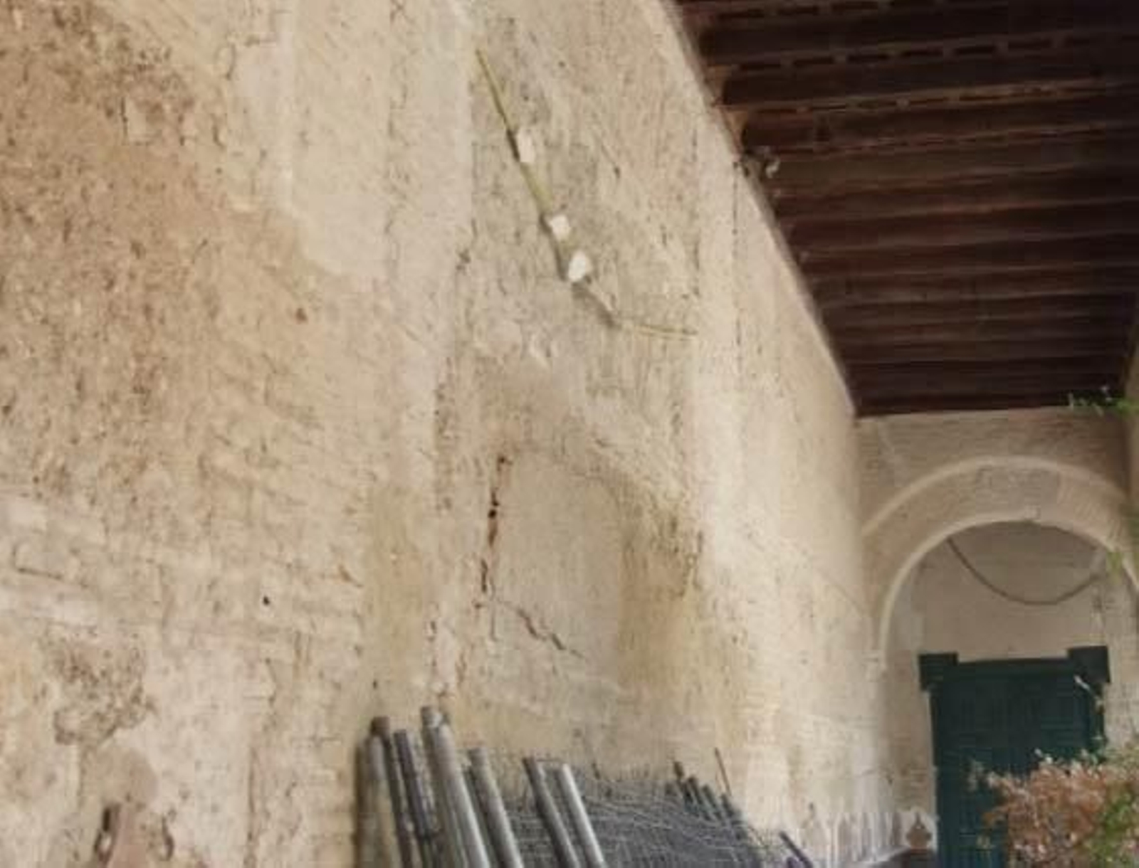 Vallas apoyadas en una pared.