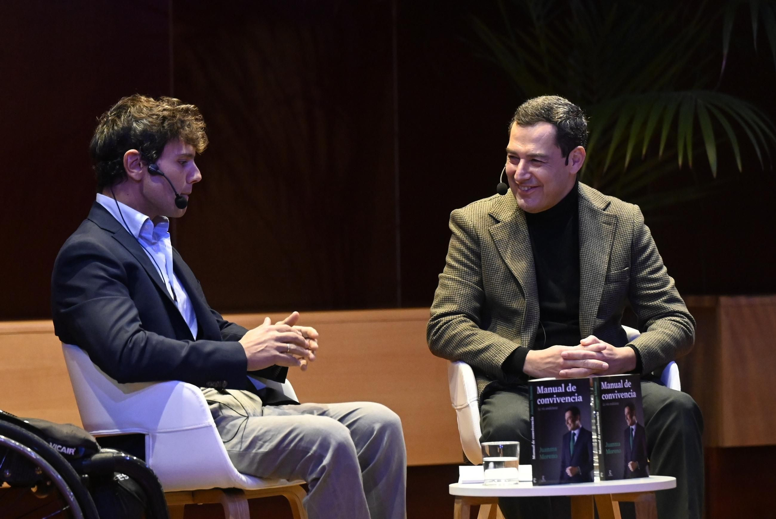 Juanma Moreno presenta en Córdoba su libro 'Manual de convivencia', en imágenes