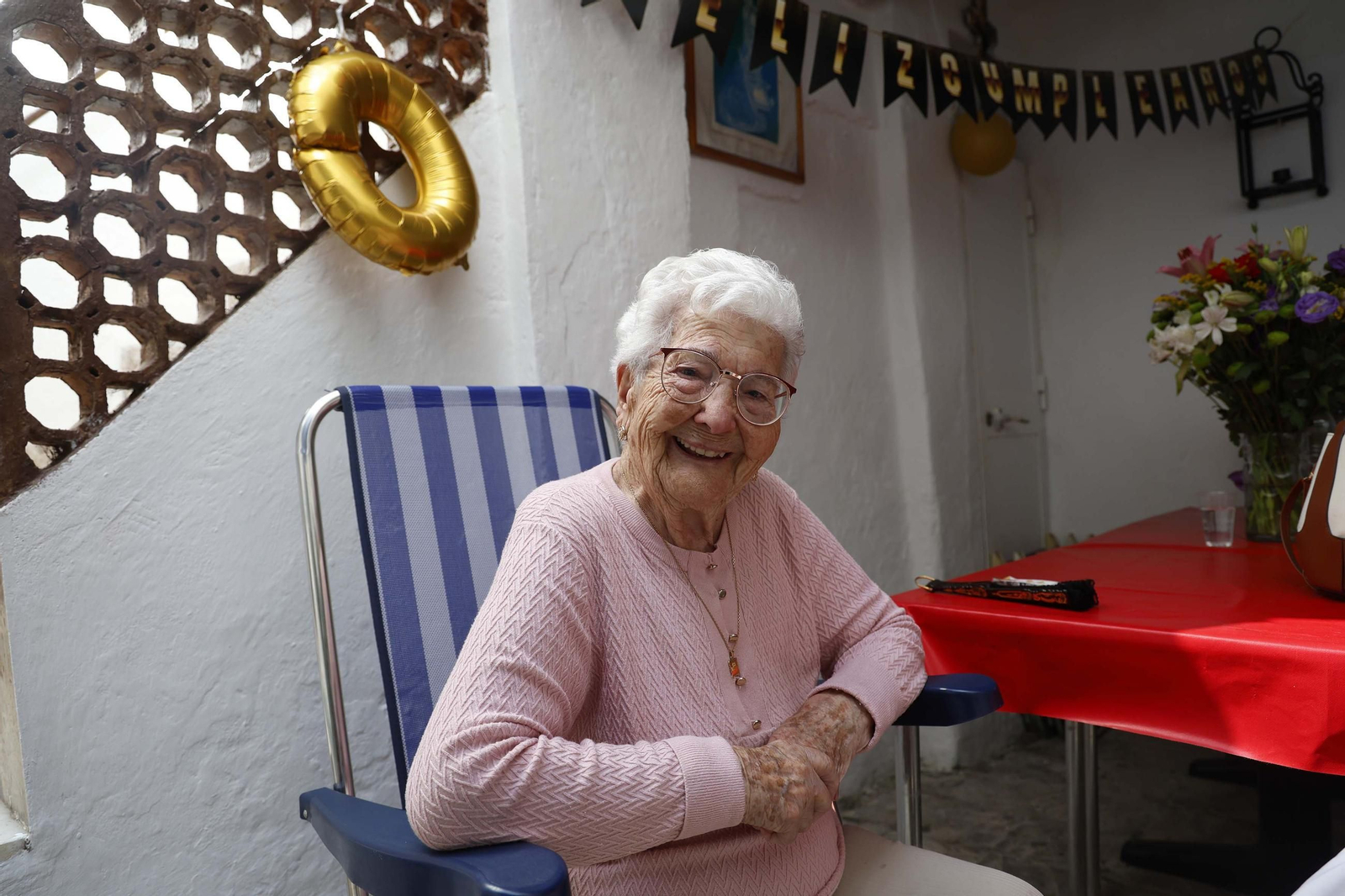 La vecina de Tarifa Juana Medero cumple 100 años rodeada de su familia