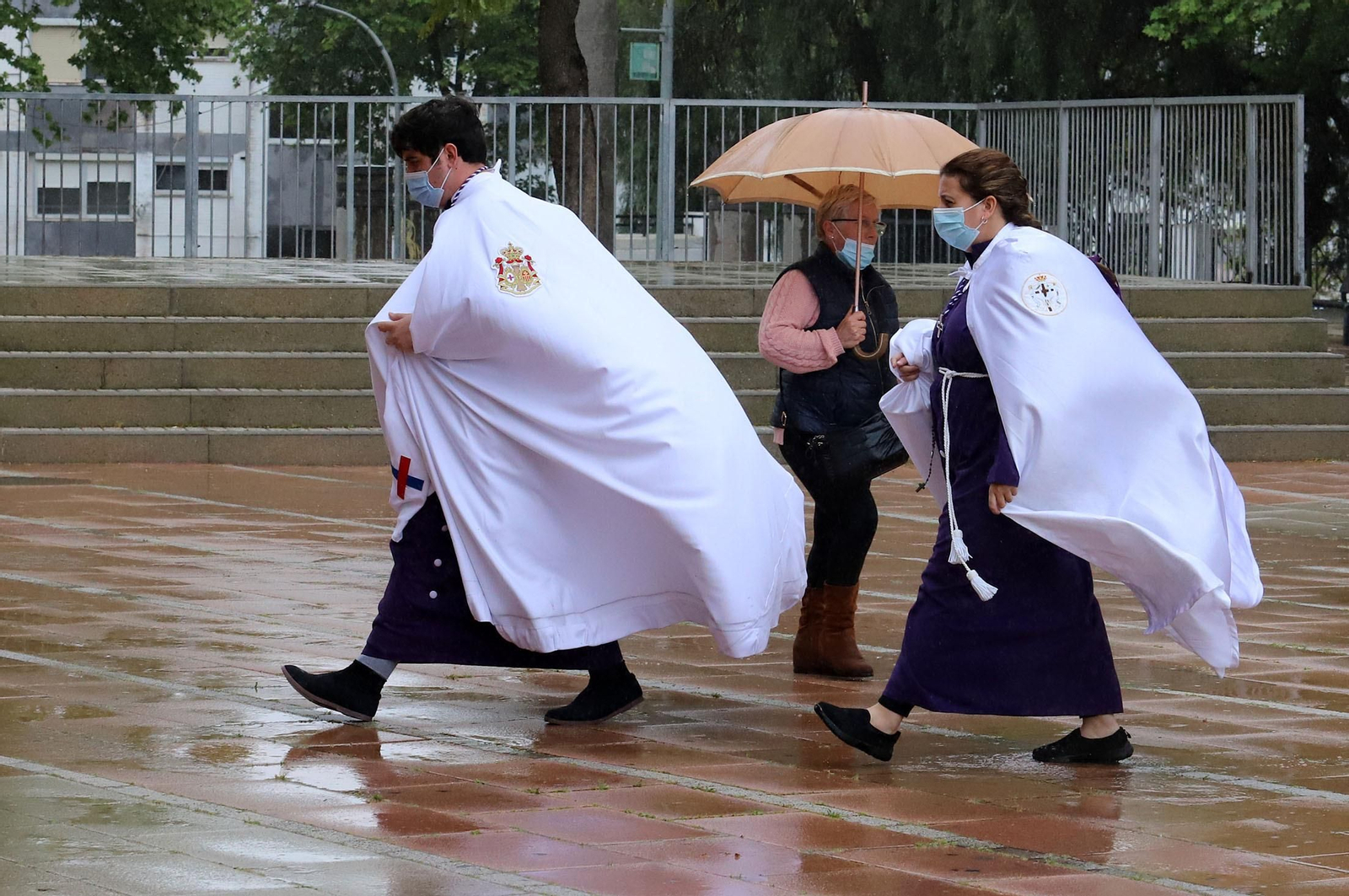 Imágenes de la procesión del Cautivo  bajo la lluvia en Huelva