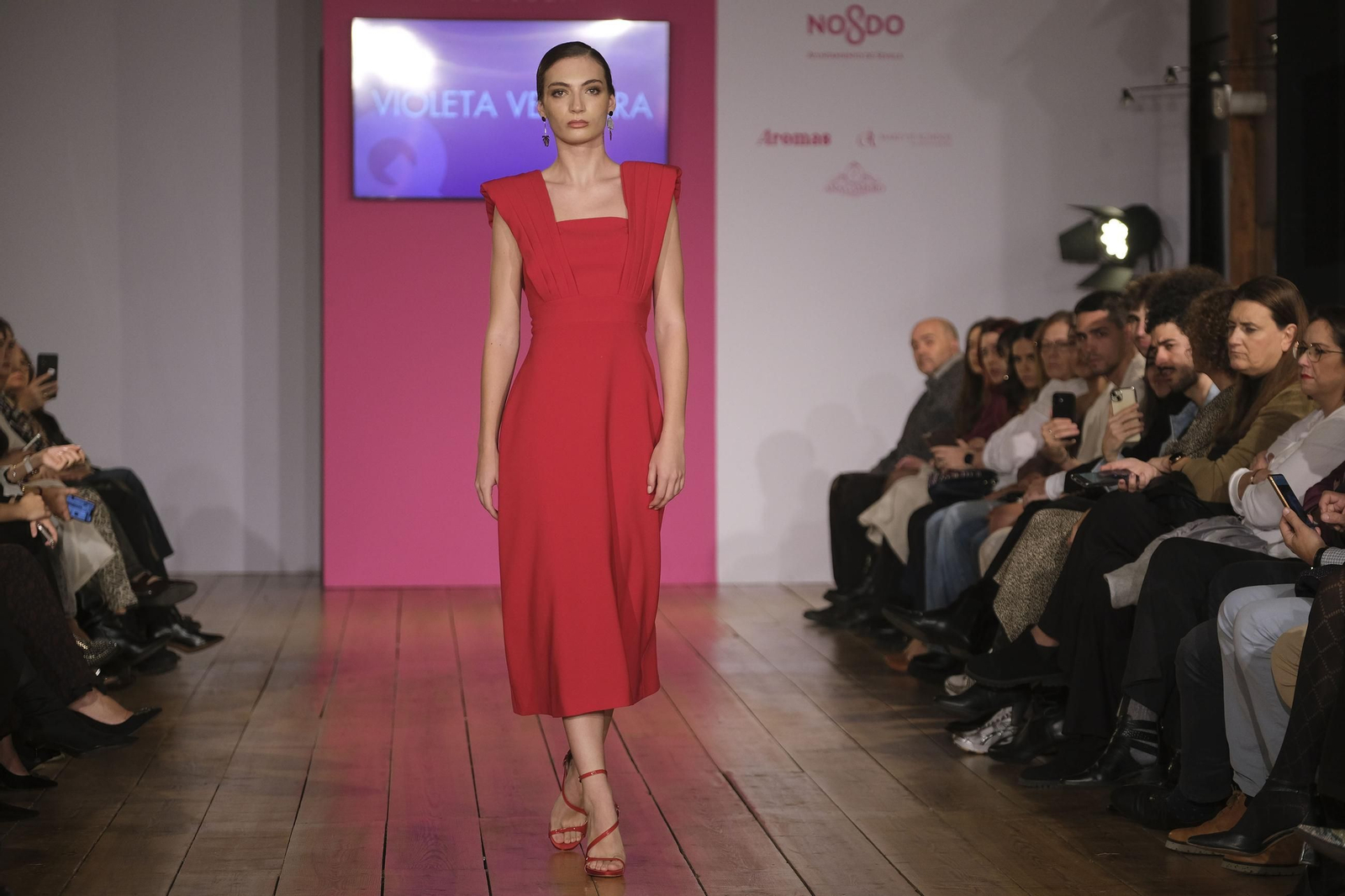 Sobriedad y minimalismo en las invitadas de Violeta Vergara