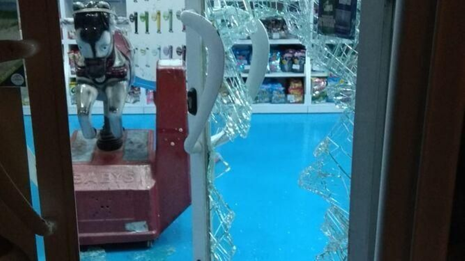 Vista de la tienda de golosinas objeto del robo.