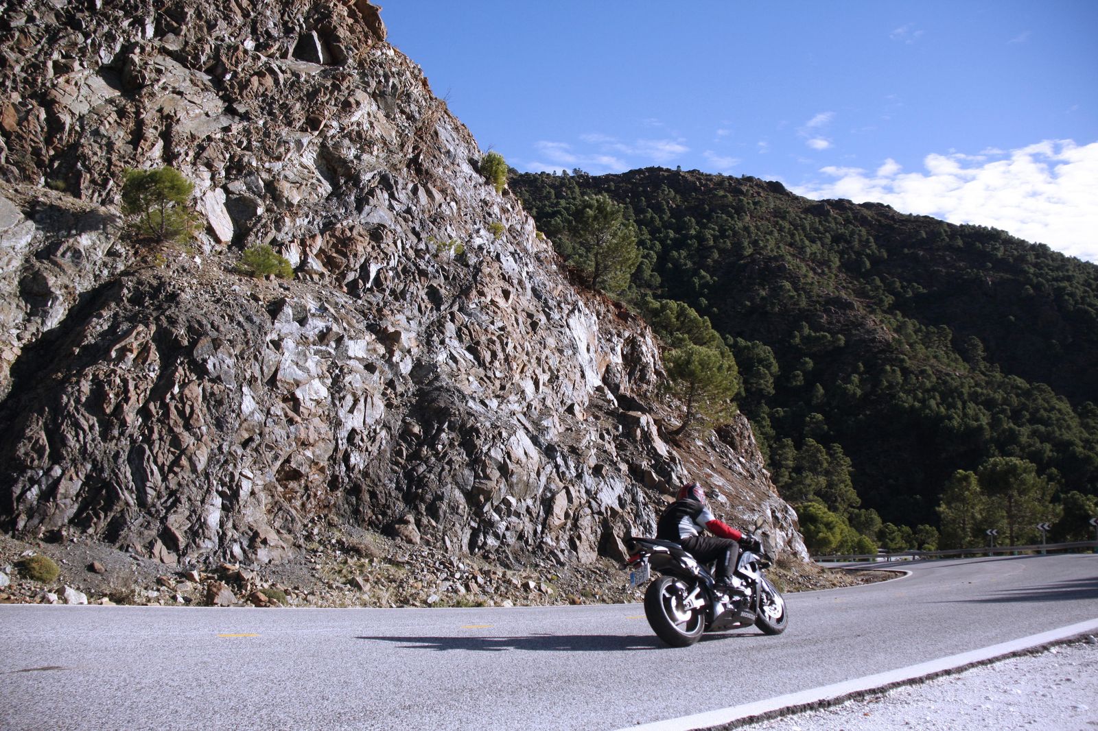 El trazado de la carretera entre Ronda y San Pedro tiene numerosas curvas.