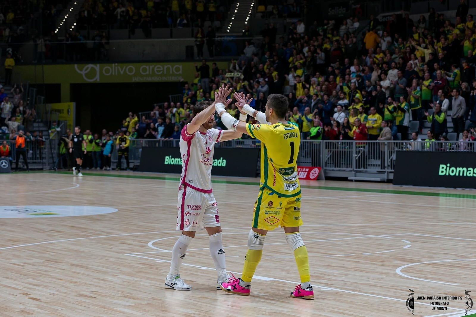 Alan Brandi y Espíndola celebran una jugada.
