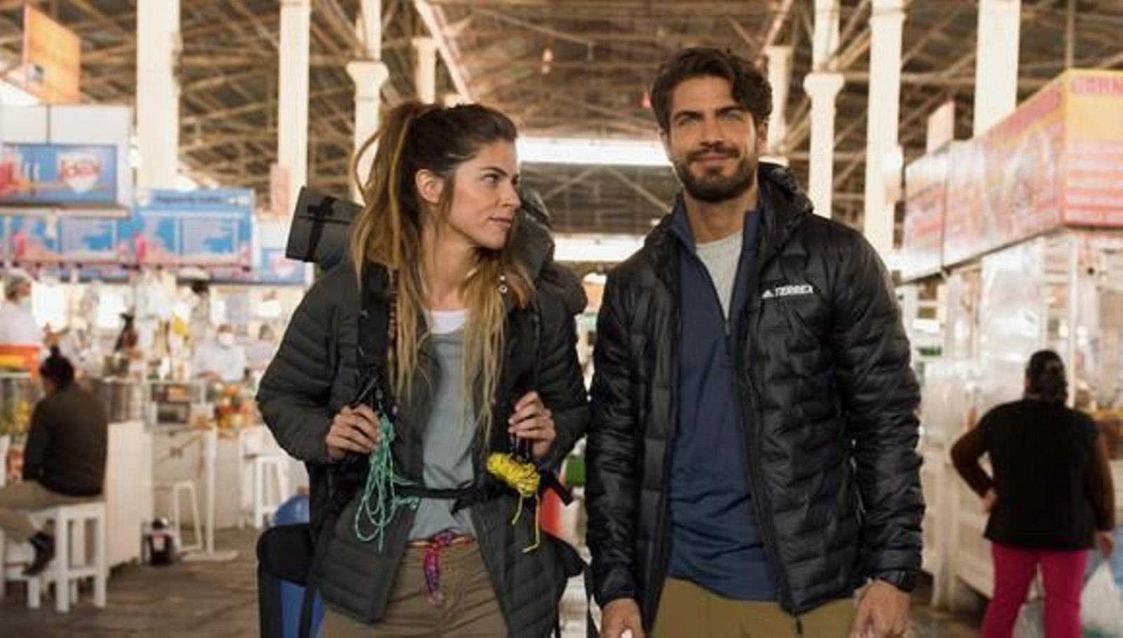 Stephanie Cayo con Maxi Iglesias en una secuencia de la película 'Hasta que nos volvamos a encontrar', en la que se conocieron y comenzó su romance.