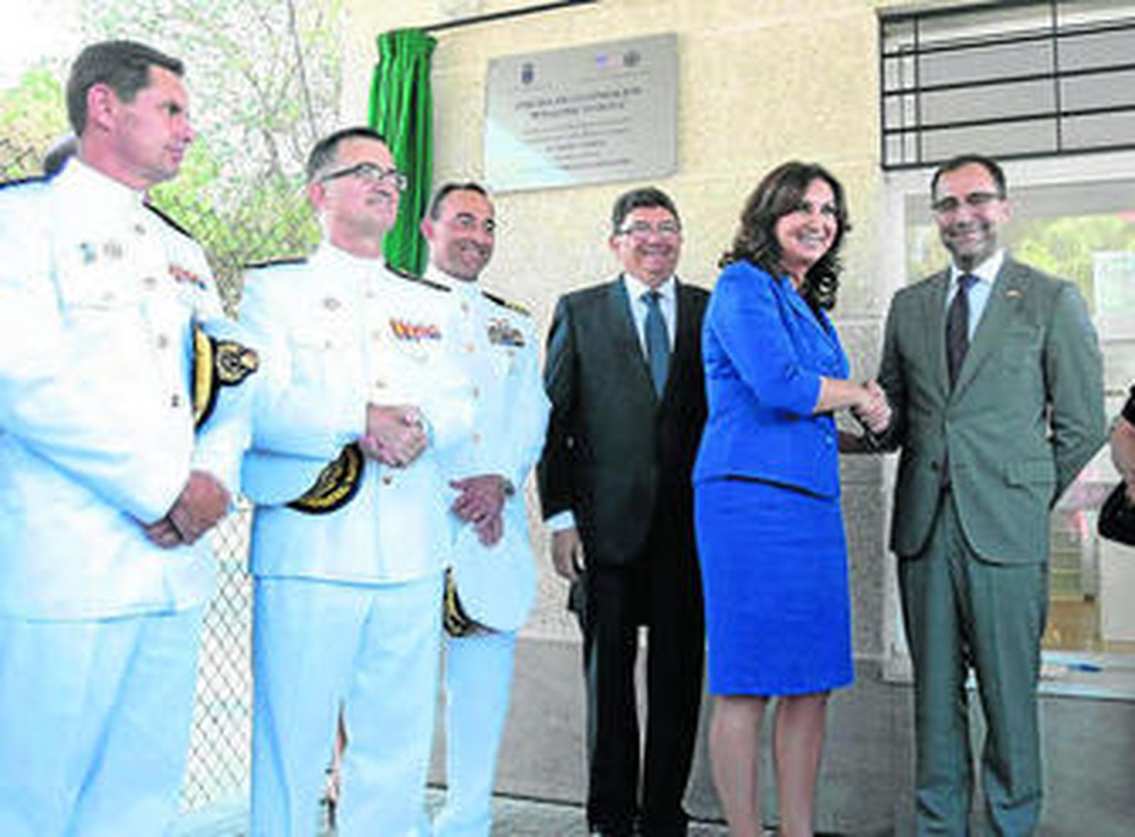La regidora roteña junto al embajador estadounidense tras inaugurar la oficina 'Welcome to Rota'.