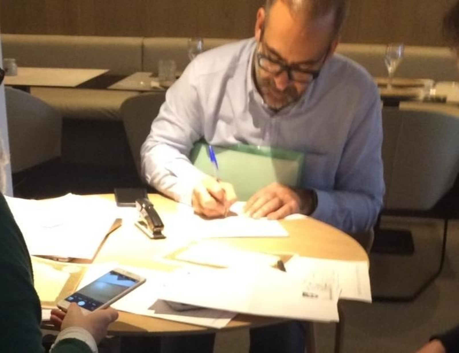 Andrés Blazquez compra acciones en Los Lebreros el día de la Junta de Accionistas de 2018.