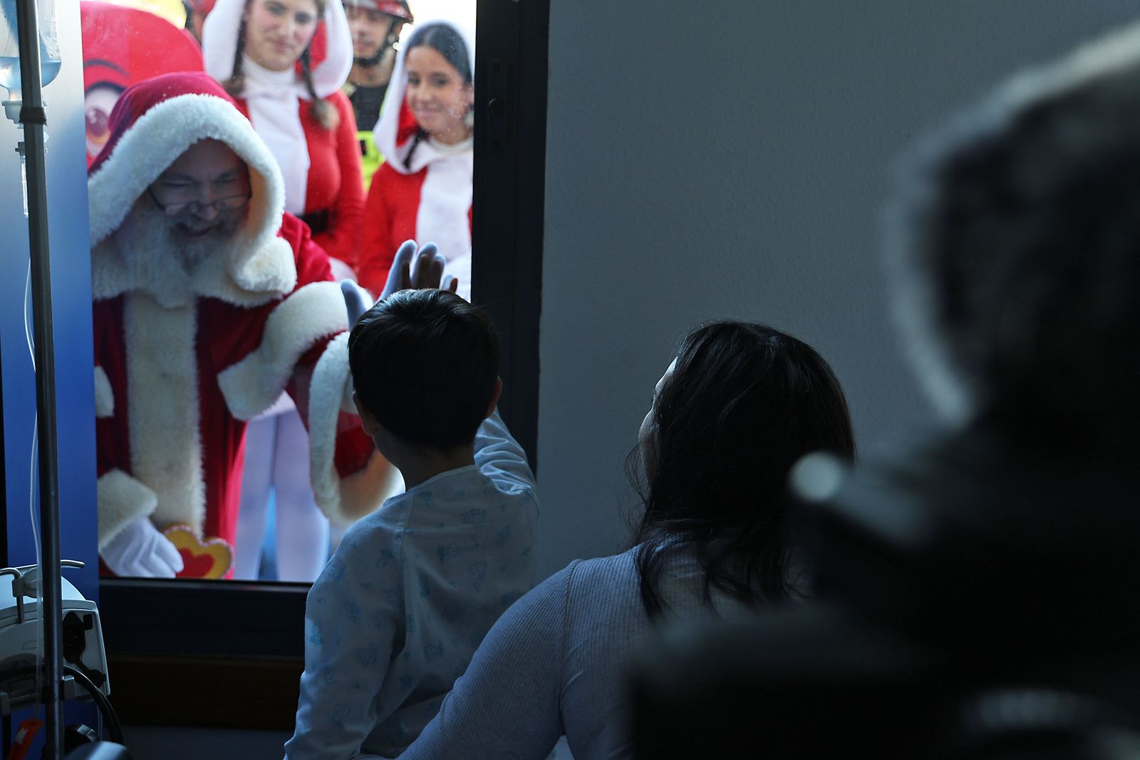 La mágica visita de Papá Noel a el Patio del Amor de Pediatría del Hospital Juan Ramón Jiménez