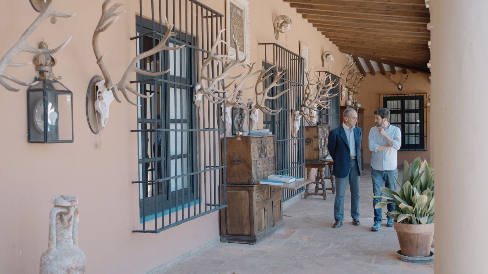 Mario Conde entre astas de su finca, atiende a Gonzo en 'Salvados'