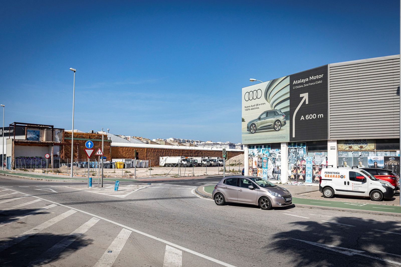 Acceso desde el Puente José León de Carranza a la calle Algeciras, en la Zona Franca.