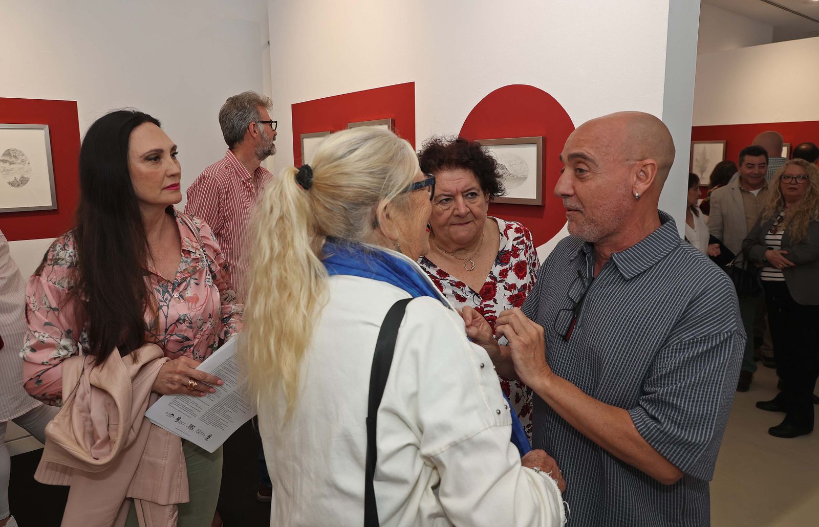 Imágenes de la inauguración de la exposición 'A punta de plata' de Javier Velasco en La Línea