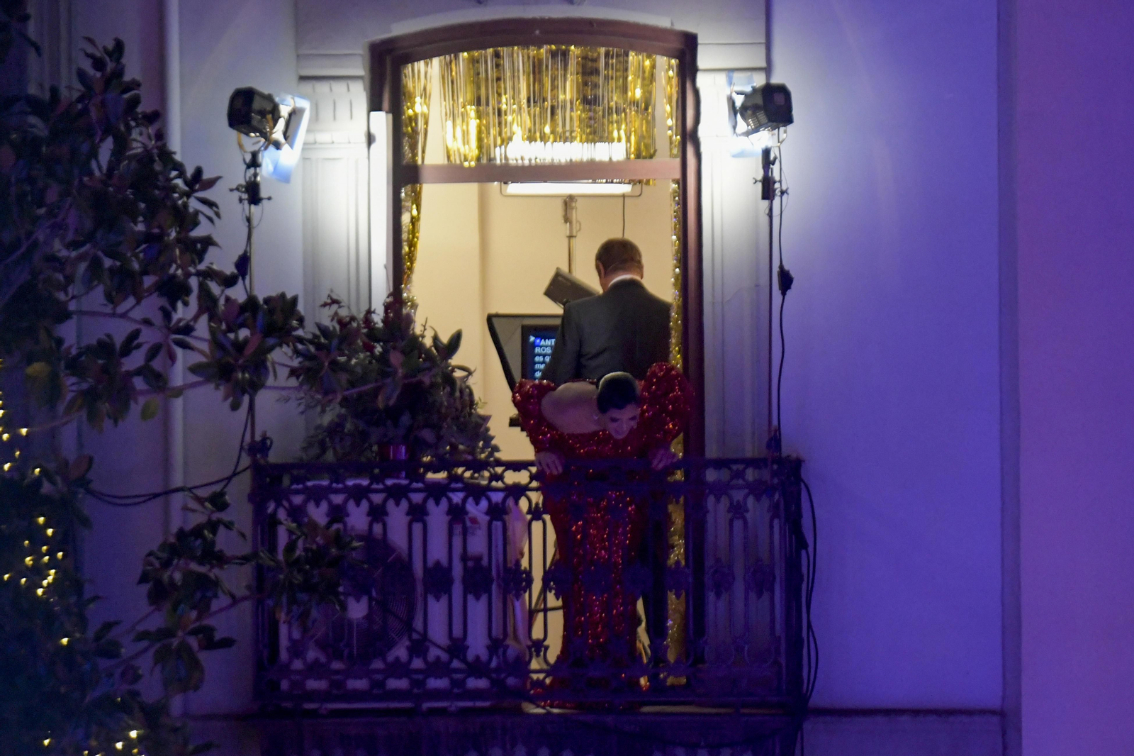 Así fue la Nochevieja 2021 en Granada, en imágenes: uvas en una Plaza del Carmen vallada y ambiente de fiesta en la calle