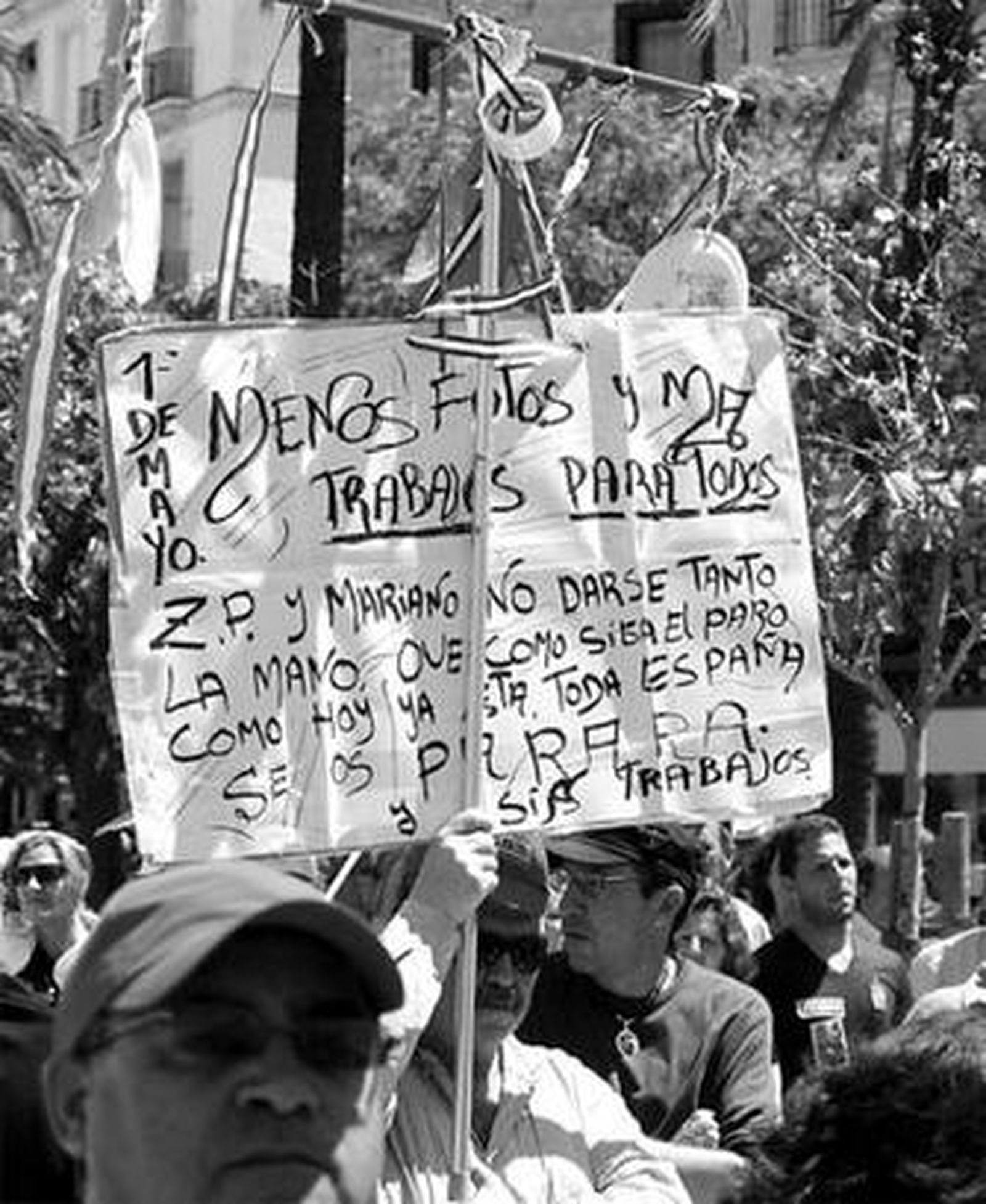 Un ex trabajador de Delphi, con su original pancarta.