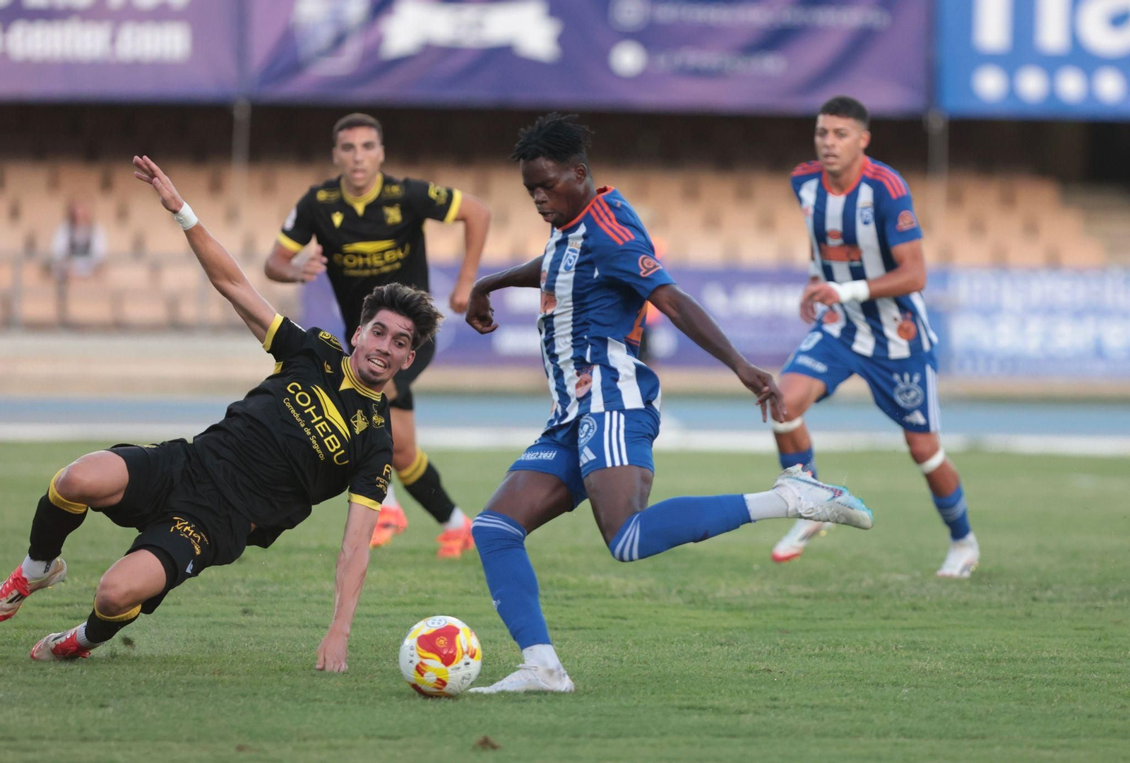 Moussa Sissokho fue titular y remató todo los balones que le llegaron en el área.