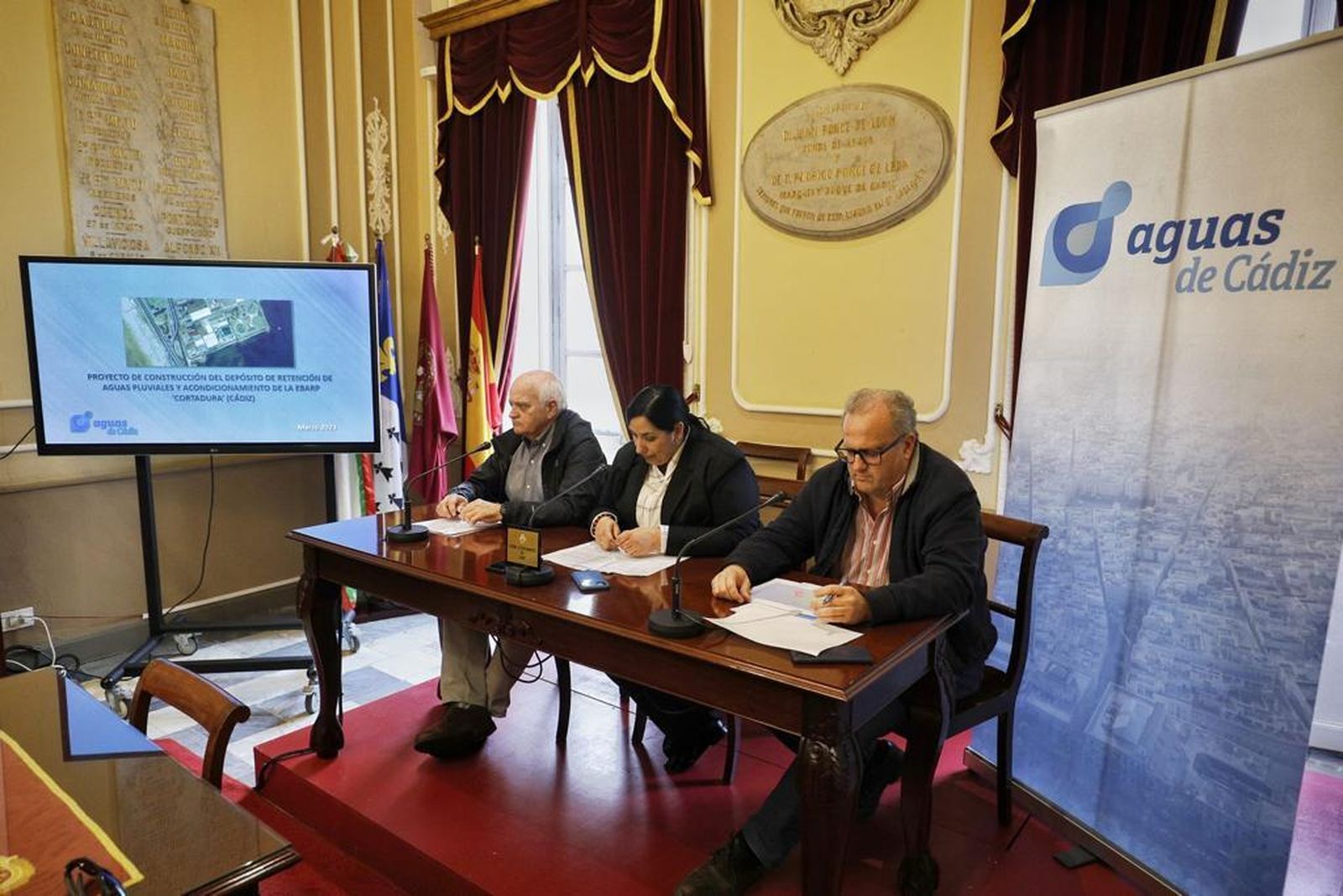 La concejala Ana Fernández, presentando el proyecto.