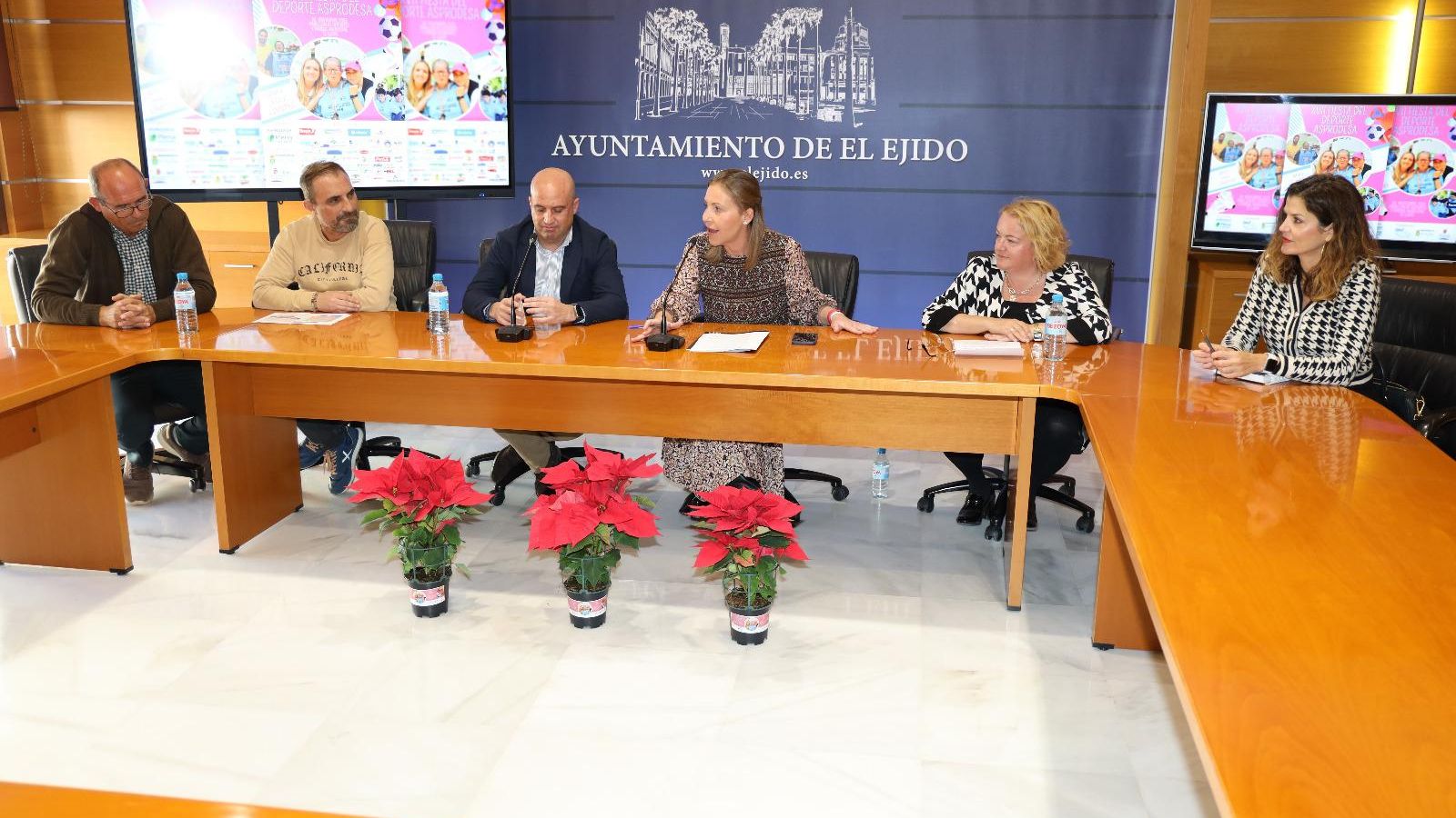 Los distintos representantes institucionales presentan la cita. Los distintos representantes institucionales presentan la cita.