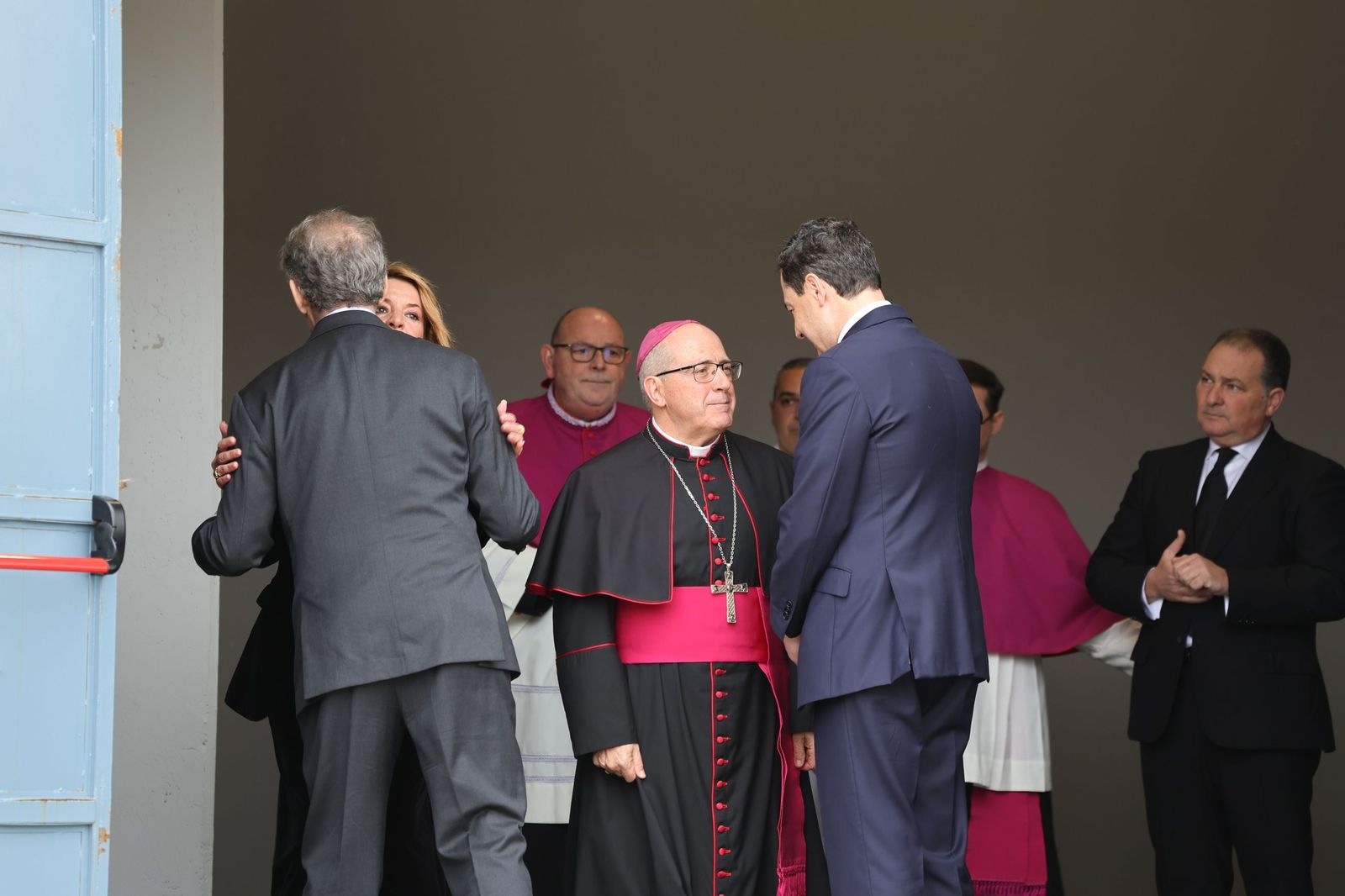 Fotografías de la llegada de Juanma Moreno, Feijóo y todas las autoridades al funeral por las víctimas de Adamuz en Huelva
