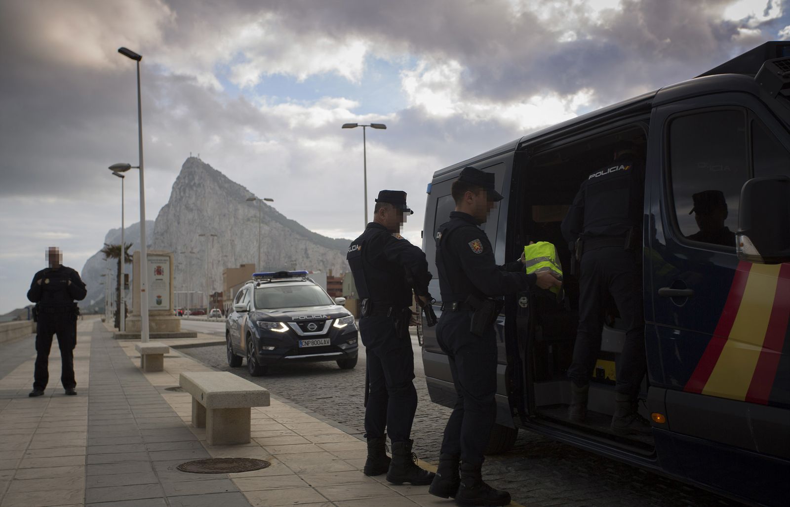 Recorrido en un patrullero de la Policía Nacional a las zonas del narcotráfico en el campo de Gibraltar, en imágenes