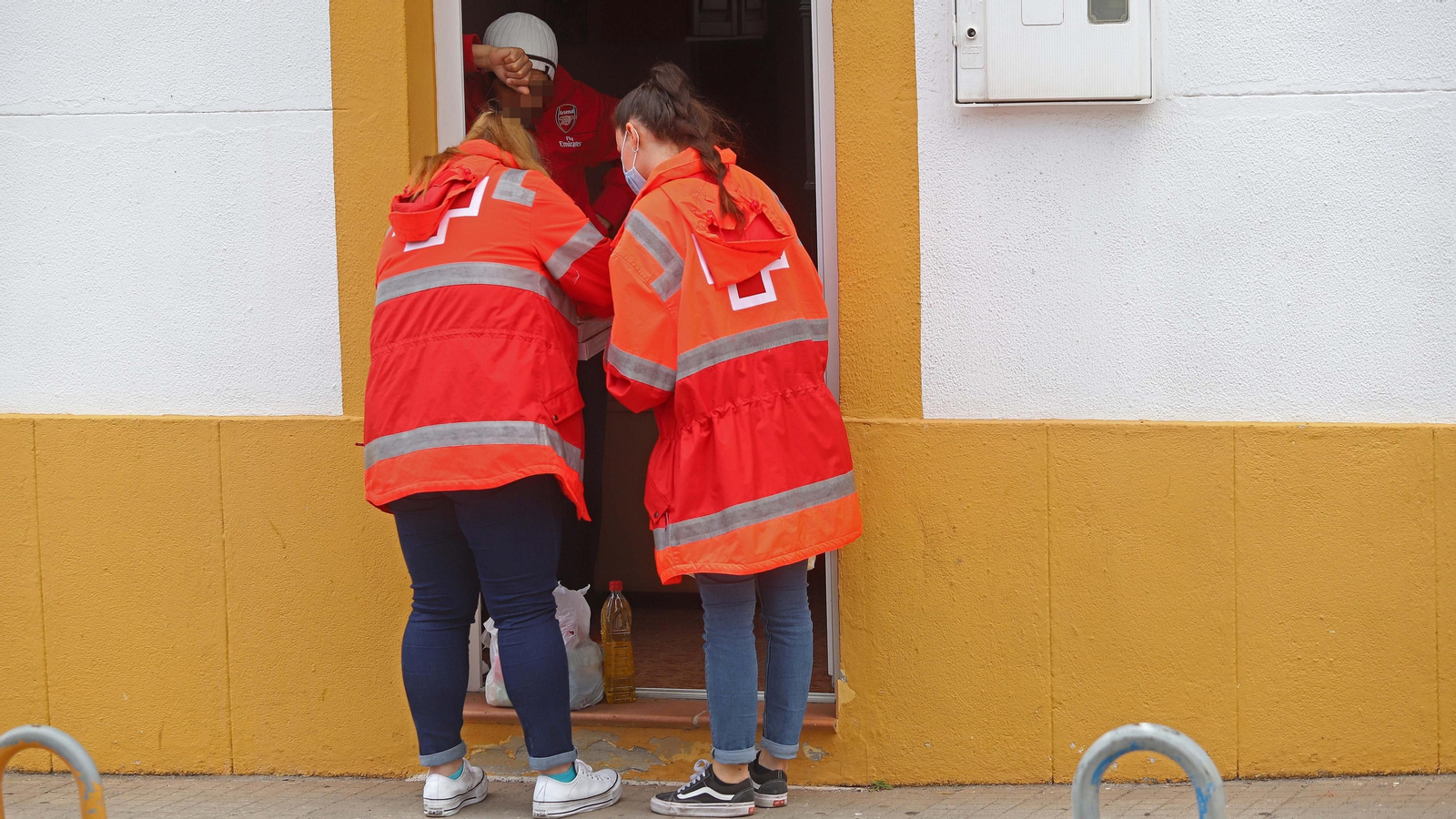 Reparto de kits alimenticios para familias de Cruz Roja