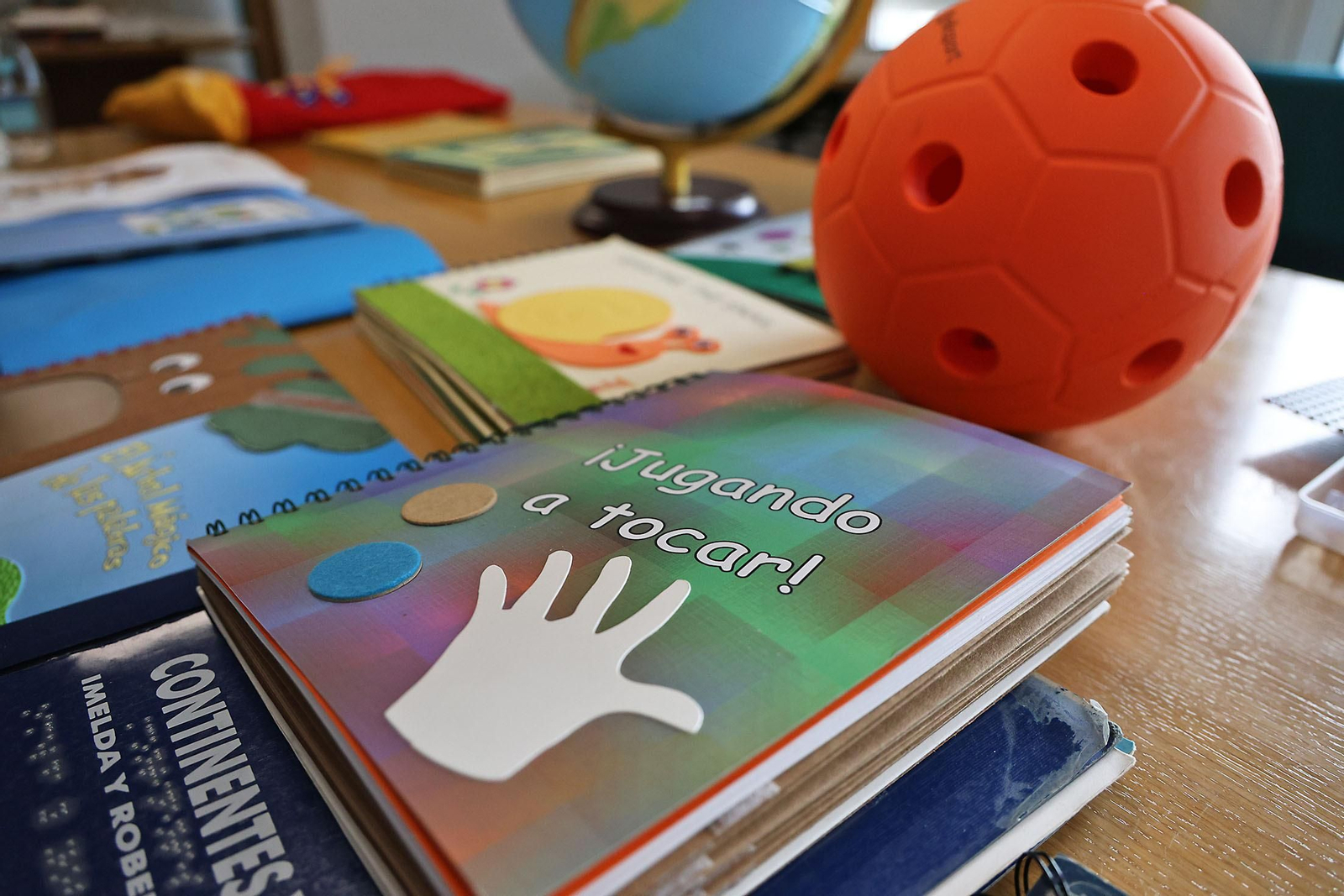 Inauguración de la Semana del Grupo Social ONCE y exposición de material educativo, braille y tiflotécnico