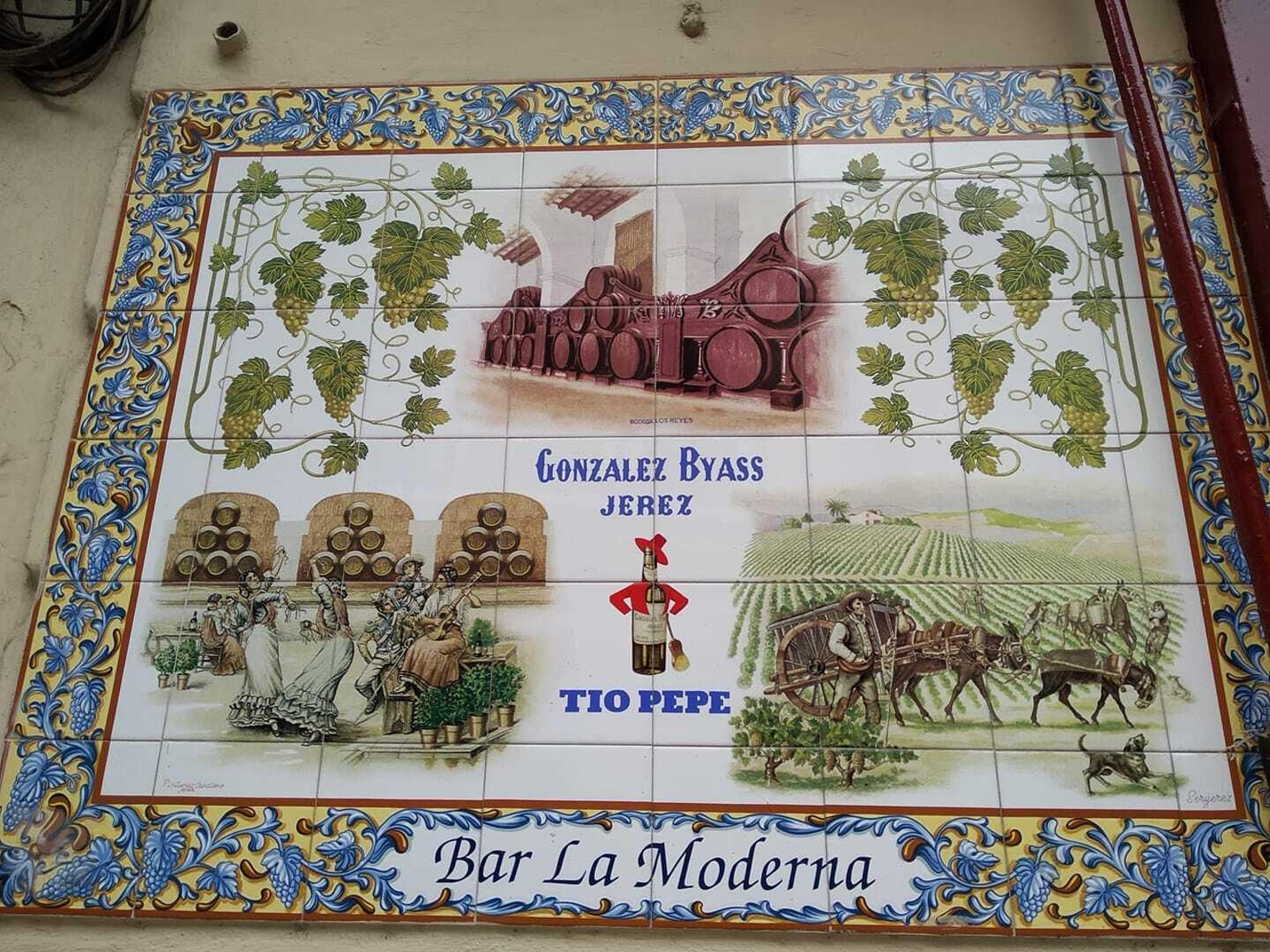 Panel cerámico publicitario en el bar La Moderna.