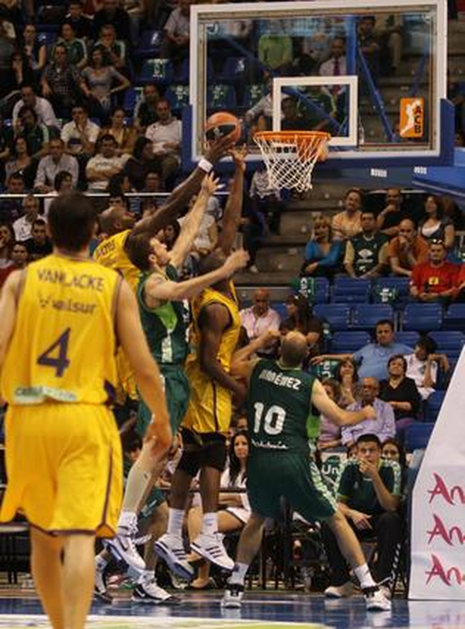 El Unicaja saca la visa virtual para los 'play off' por el título con una convincente victoria ante el Blancos de Rueda (88-58).