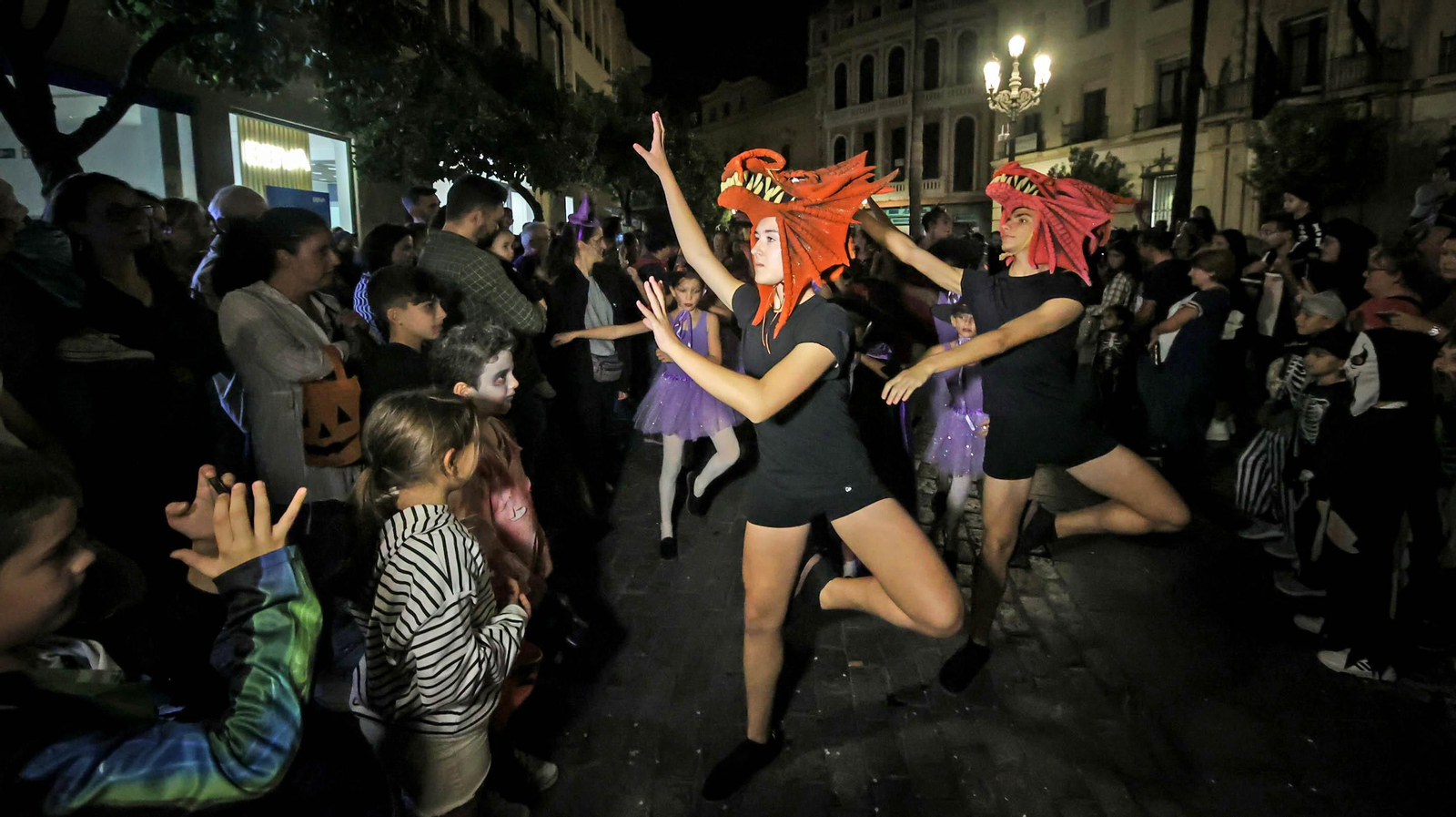 El desfile de Halloween llena las calles de Jerez