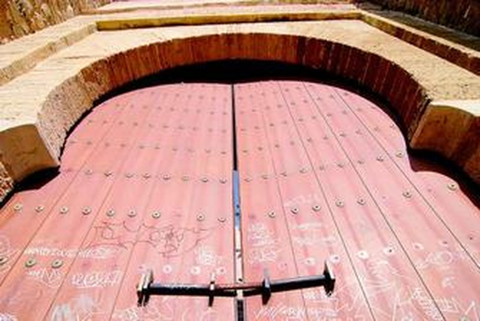 El acceso de entrada también ha sido objeto de las pintadas y grafitis, al igual, que todo el muro que rodea el conjunto monumental.