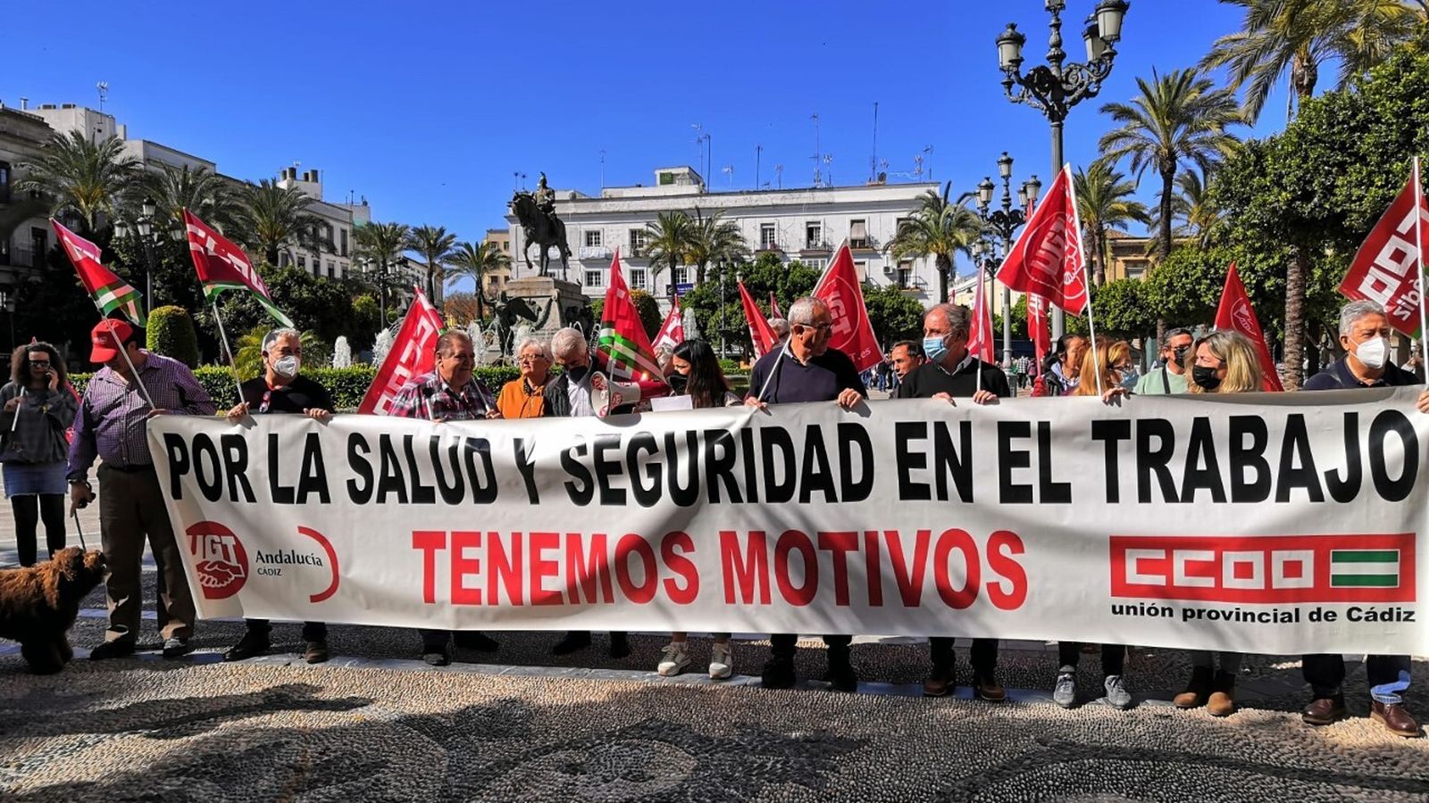 Responsables sindicales durante la concentración en el Arenal