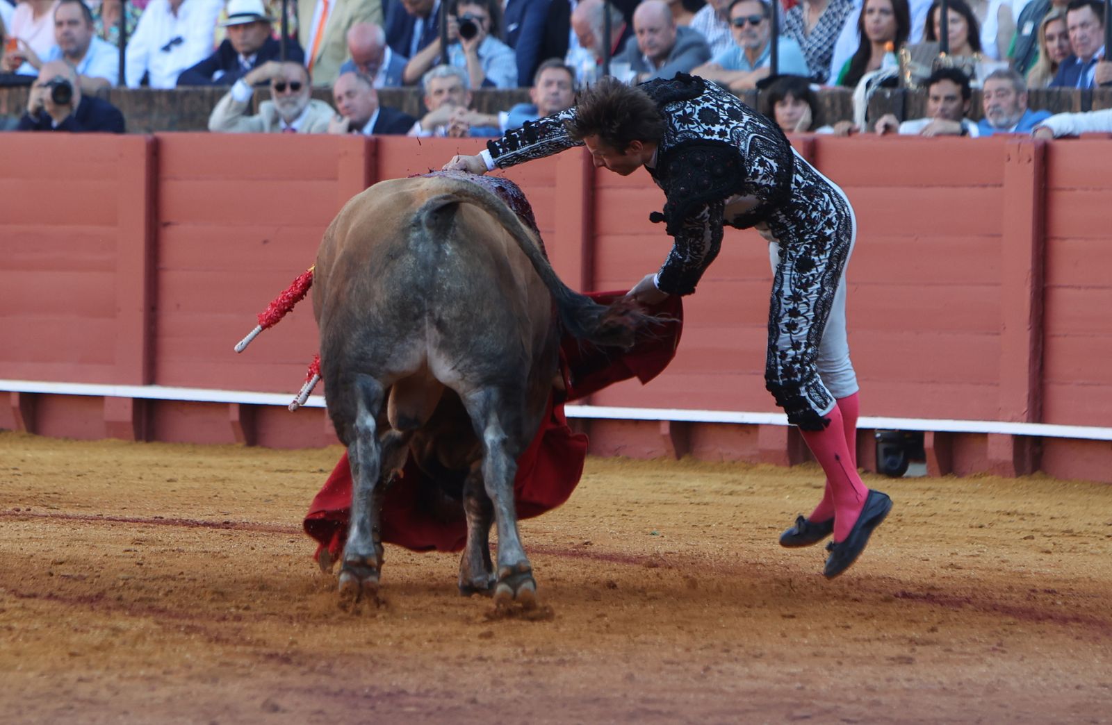 Imágenes de la corrida de toros en la Feria de Sevilla 2023 con El Juli, Alejandro Talavante y Tomás Rufo