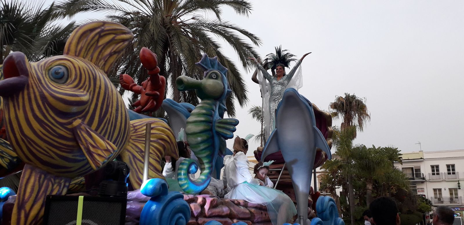 La Diosa del Mar, saludando al público desde su carroza.