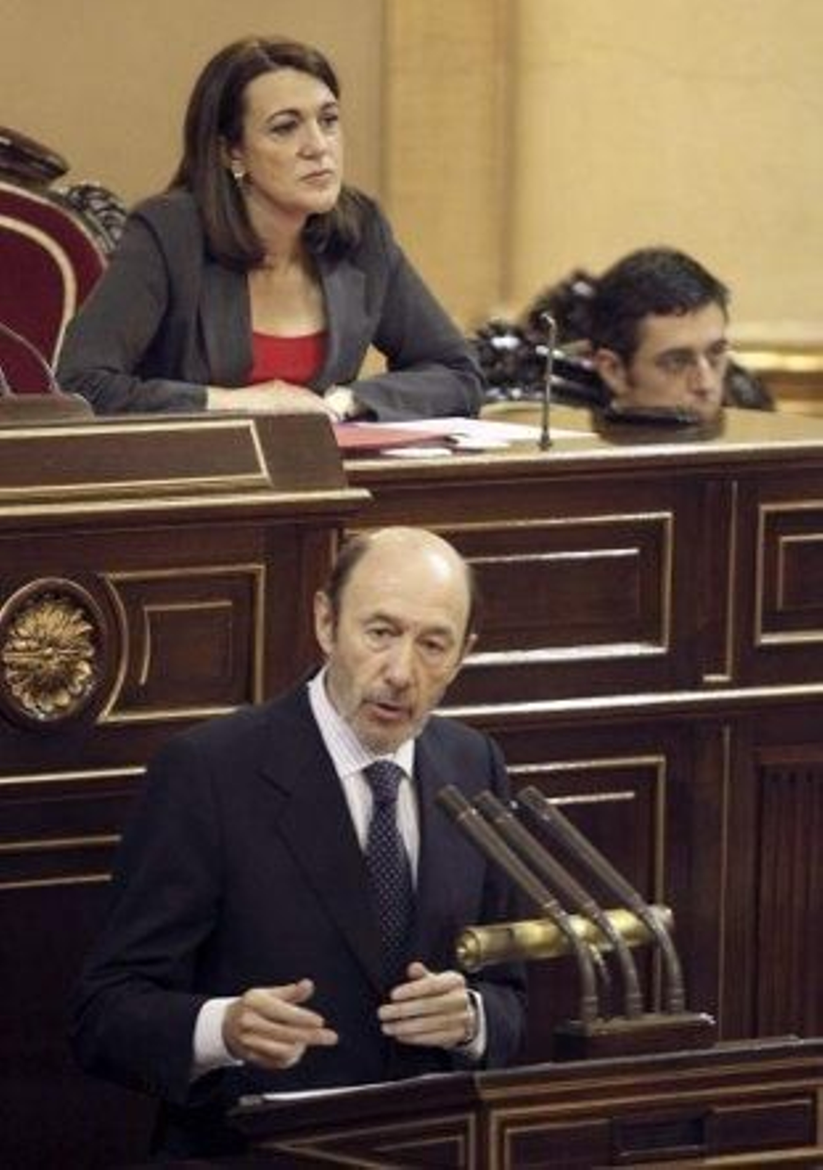 Rubalcaba presentará una moción de censura si Rajoy no comparece en el Congreso