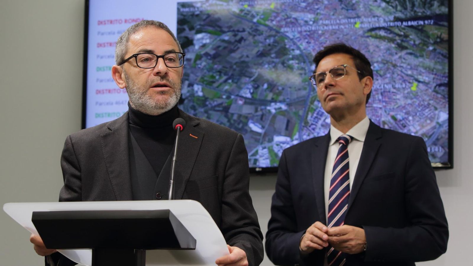 El concejal de Urbanismo y el alcalde, en la presentación de este plan de cesión de parcelas para equipamiento social.