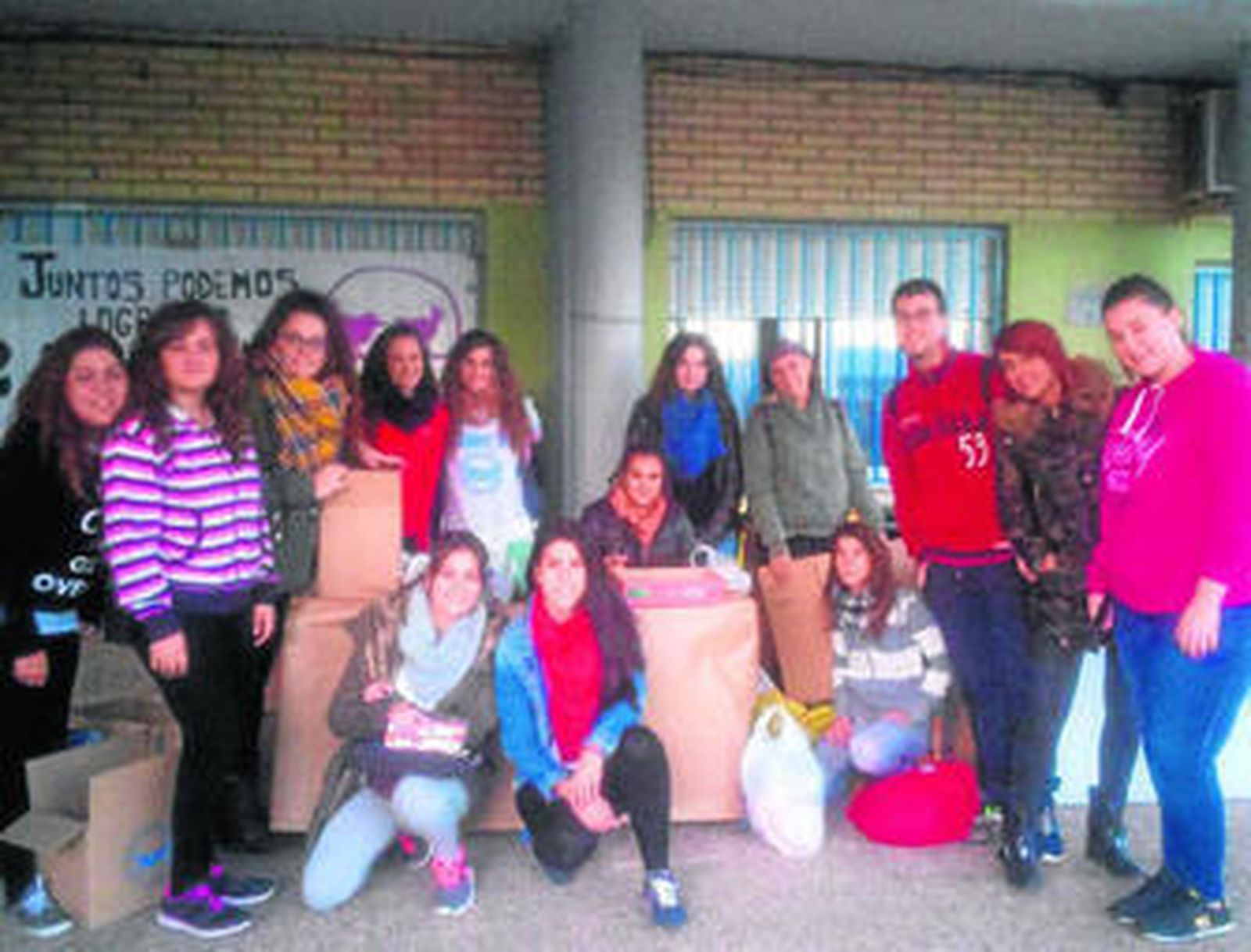 Alumnos del centro que han participado como voluntarios en la gran recogida de alimentos.