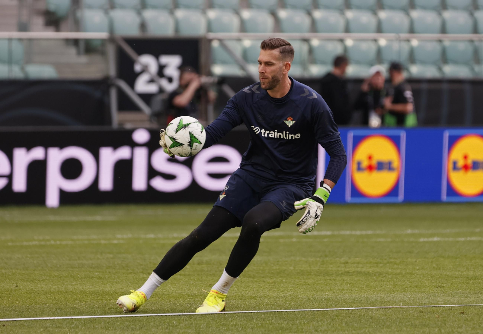 Las imágenes del entrenamiento del Betis en el Wroclaw Stadium Arena de Brestlavia