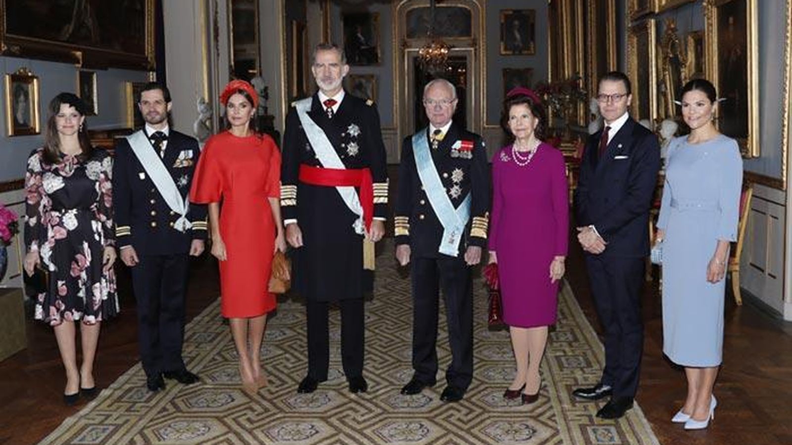 Los Reyes Felipe y Letizia (centro), con los soberanos suecos, Carlos Gustavo y Silvia, sus hijos Victoria y Carlos Felipe y sus respectivas parejas.