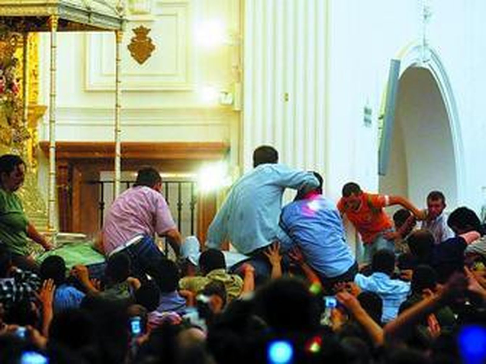 Momento en que los almonteños realizaron el tradicional salto de la reja.