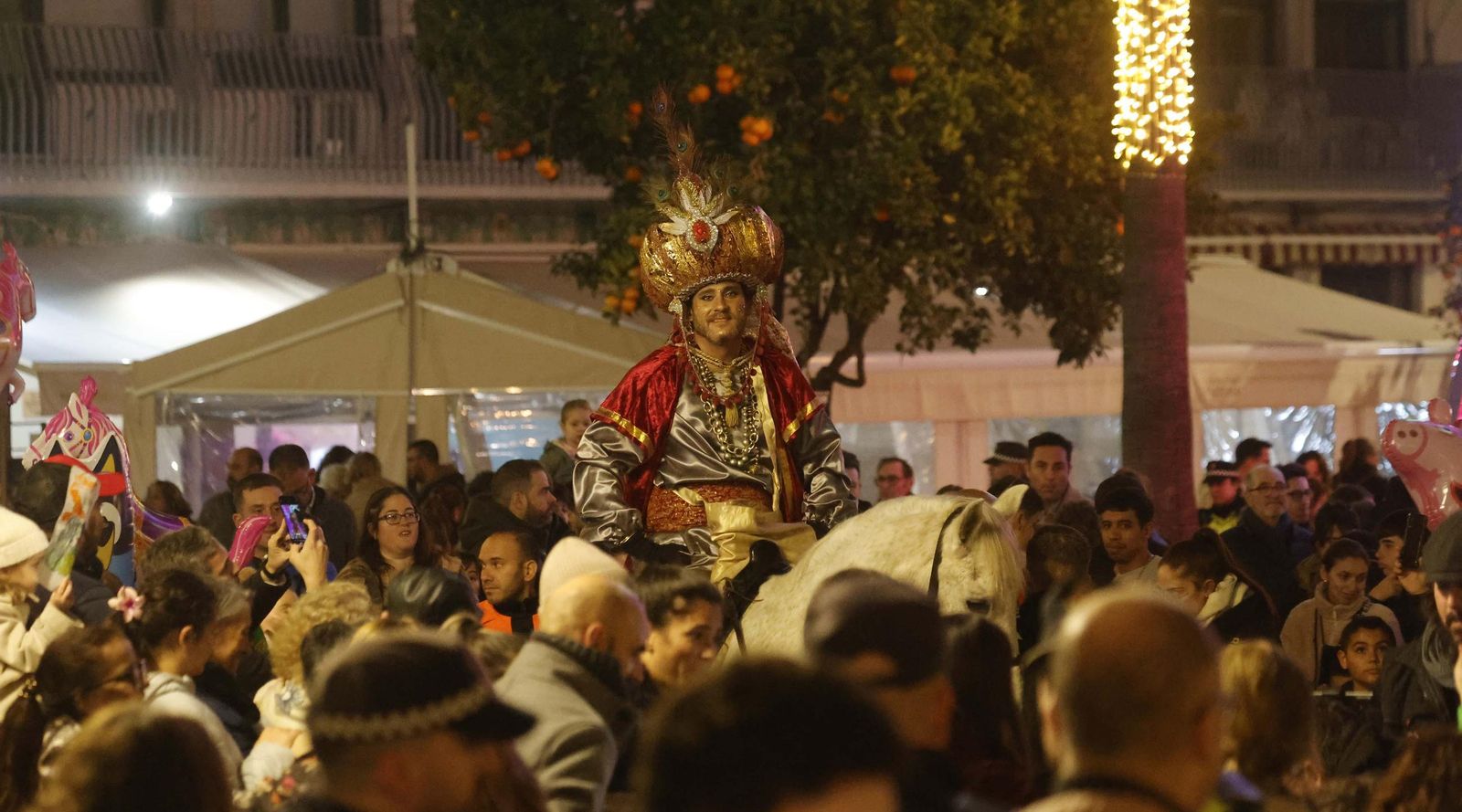 Fotos del heraldo de los Reyes Magos y su corte de beduinos en Algeciras