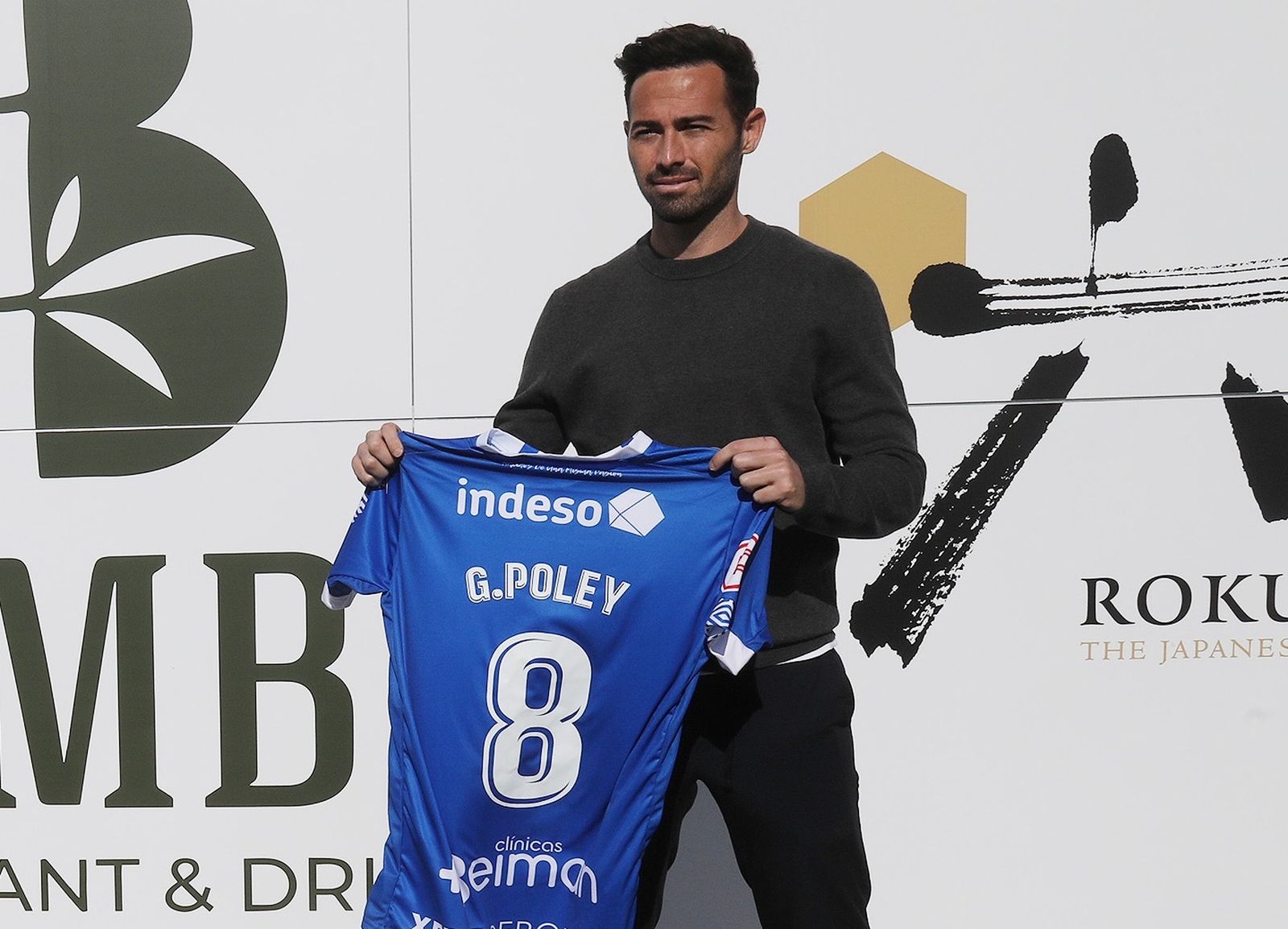 Gonzalo Poley posa con la camiseta del Xerez DFC y llevará el número 8.