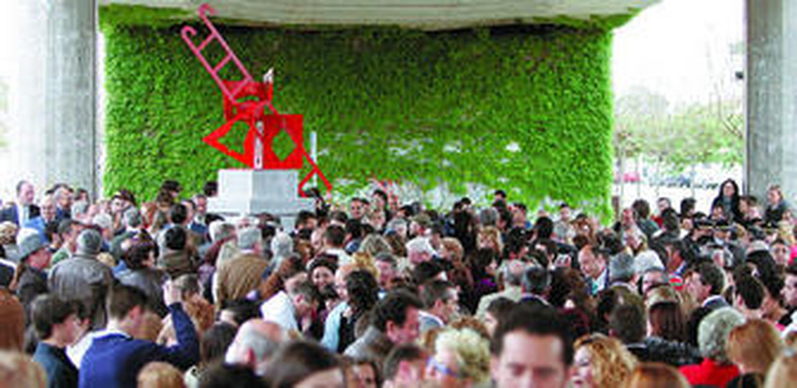 Panorámica de parte del púbico asistente a la presentación del monumento en la calle Martín Ferrador, ayer.