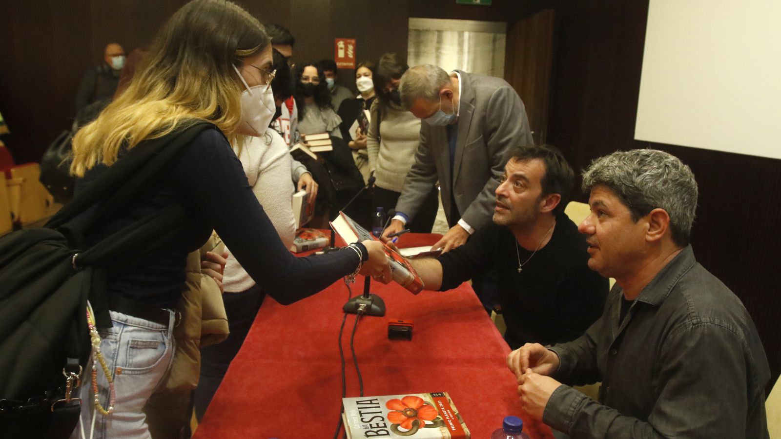 Un momento de la firma de ejemplares.