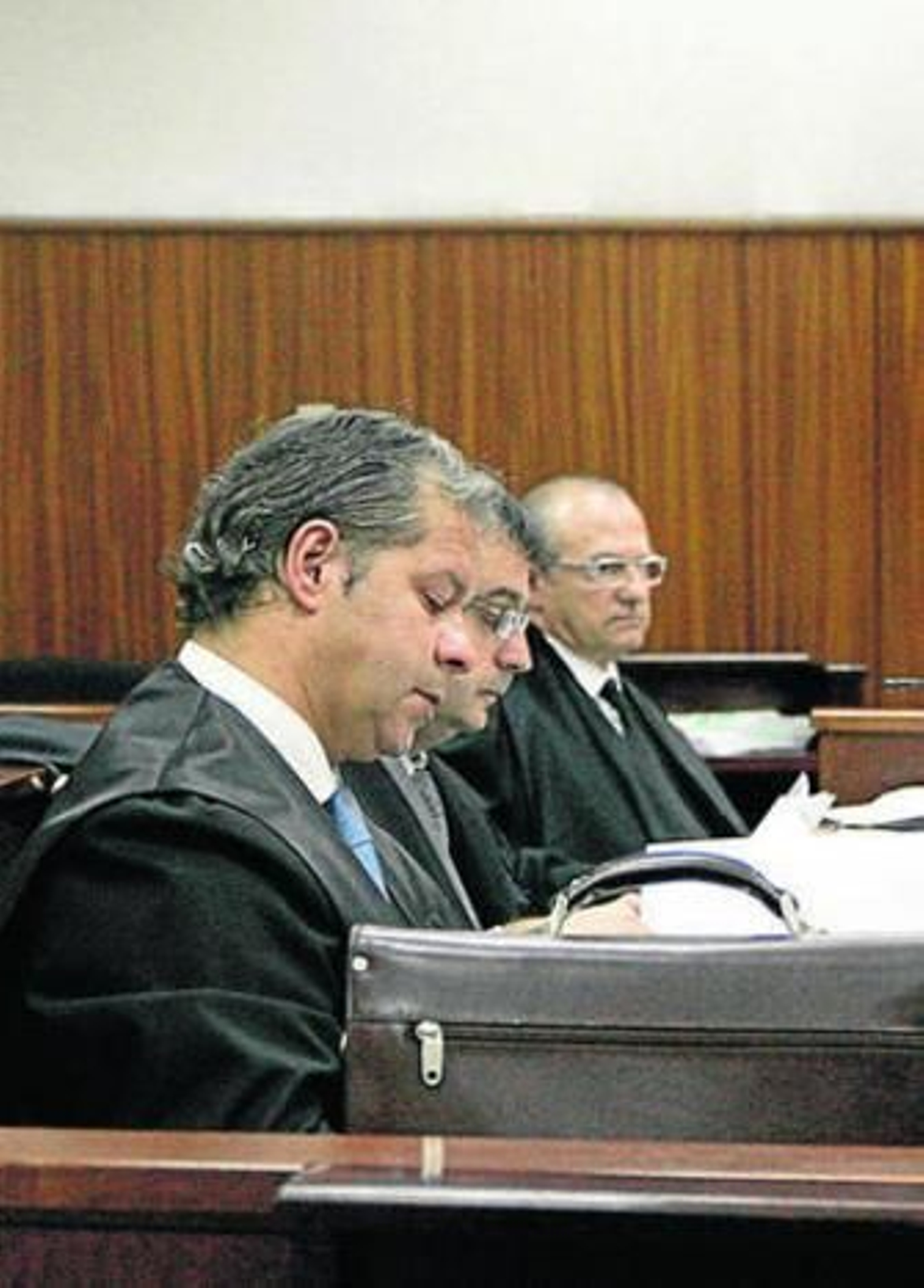 Los abogados defensores, durante la primera sesión.