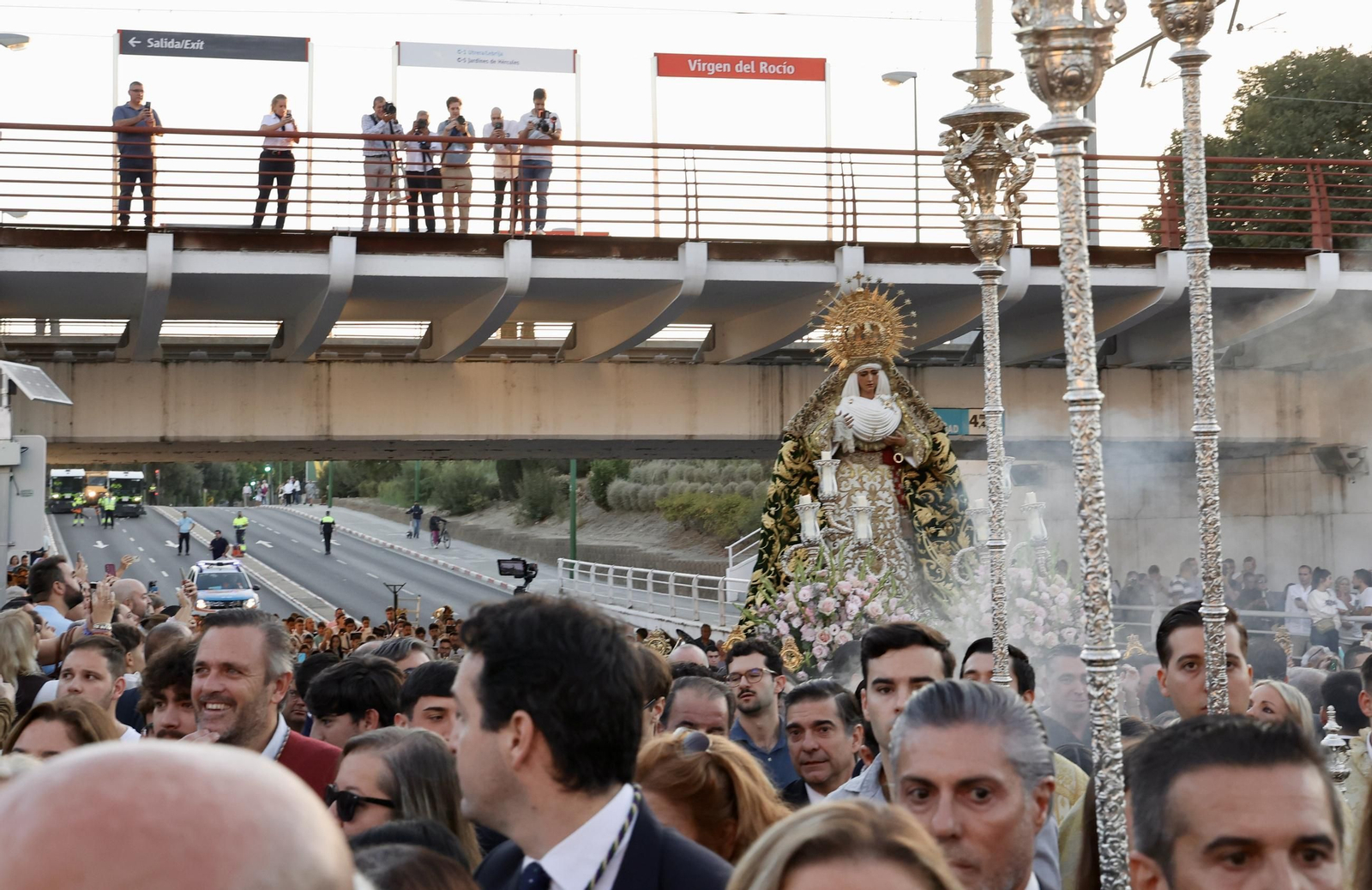 Regreso de la Esperanza de Triana a su paso por el Hospital Infantil del Virgen del Rocío