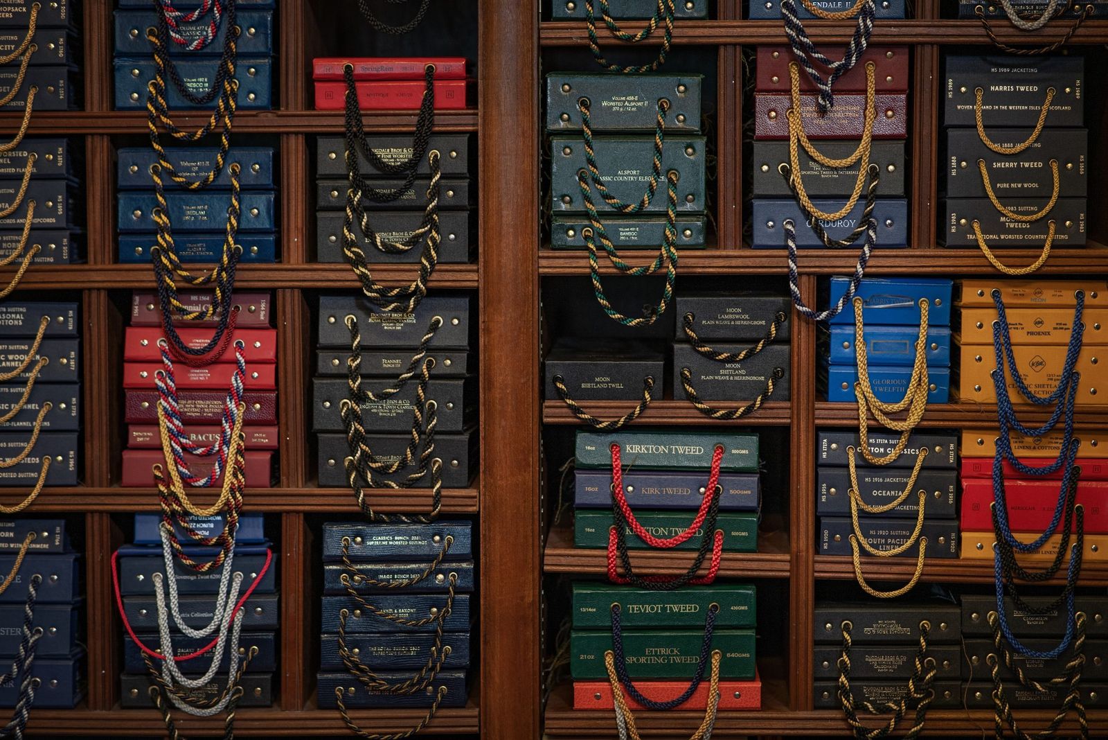 Cajas con los colores de los kilts escoceses