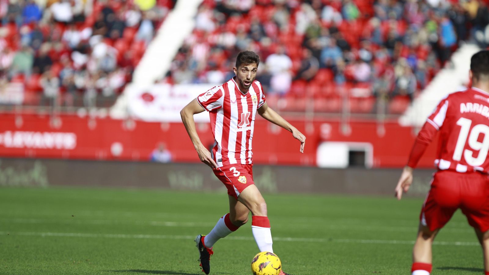 Édgar González conduce el balón en campo rival.