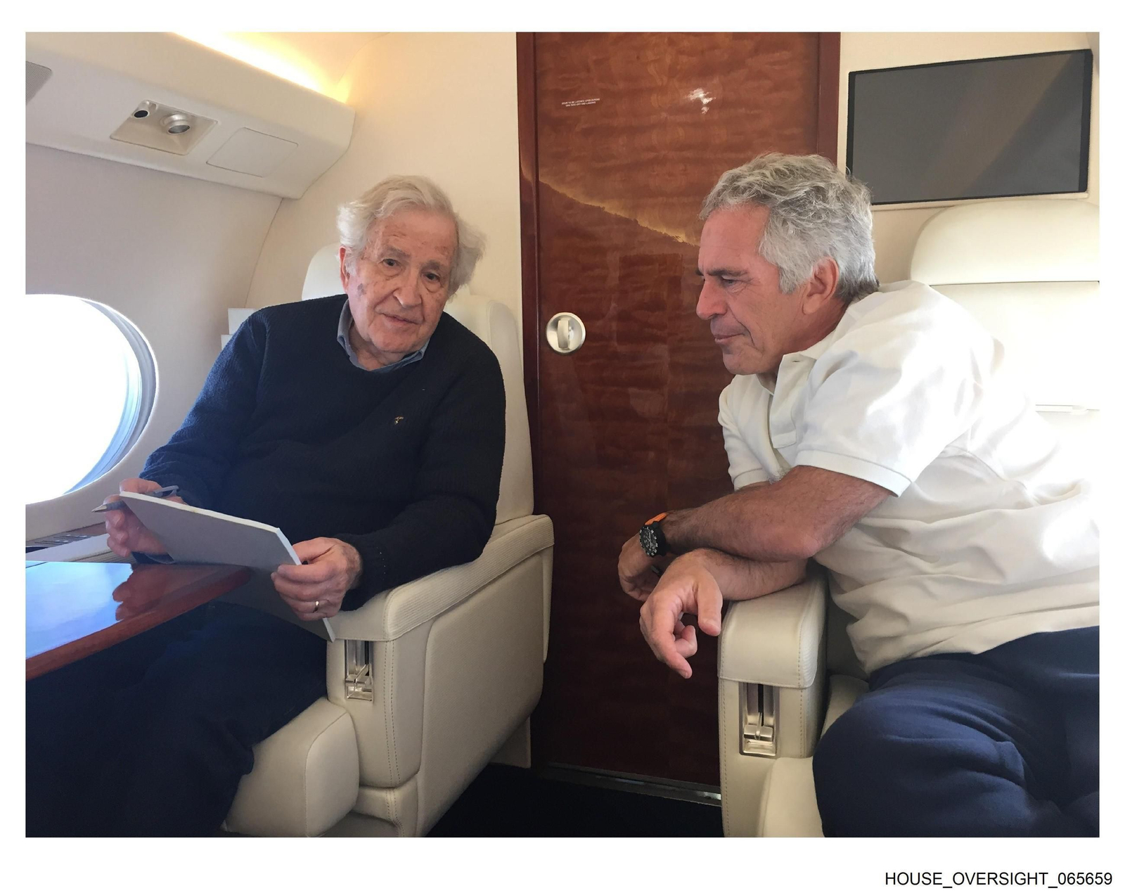 Fotografía sin fecha específica de toma donde aparece Jeffrey Epstein (d) con el filósofo y activista Noam Chomsky