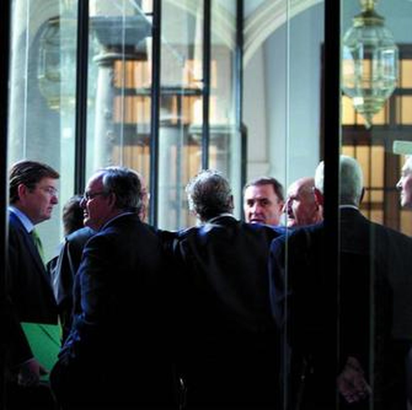 Algunos de los acusados, poco antes de entrar en la sala en una de las sesiones del juicio.