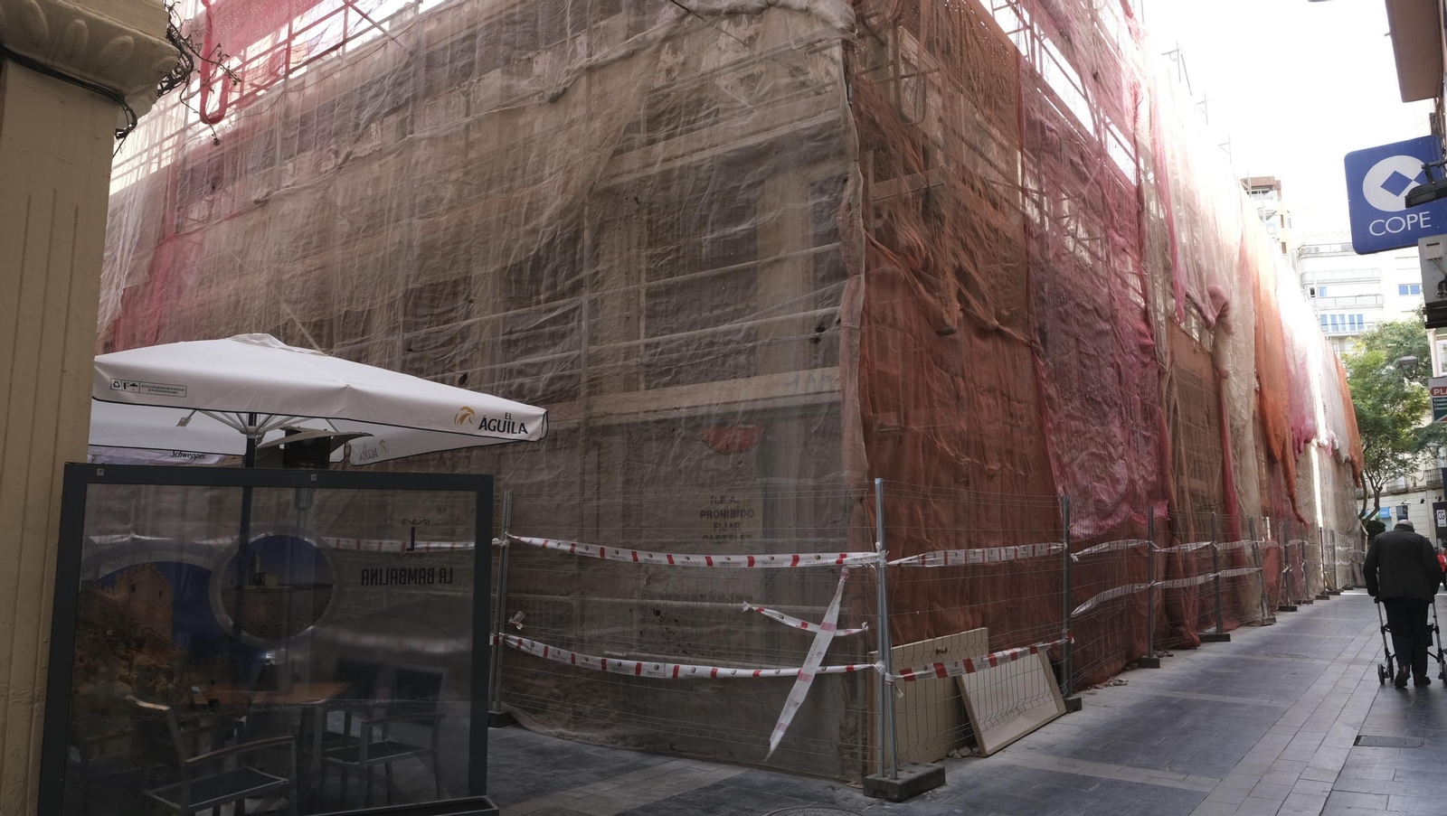 Las mejores imágenes del derribo de la oficina central de Correos en Almería