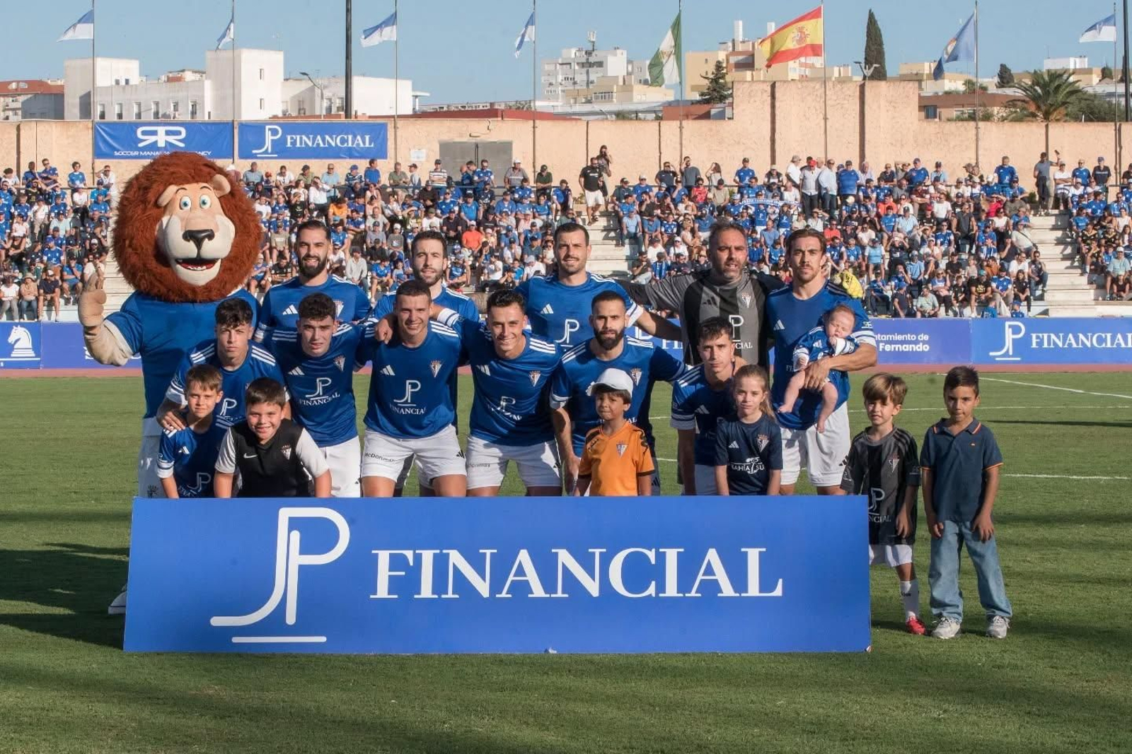 Los azulinos posan con su mascota antes del inicio.